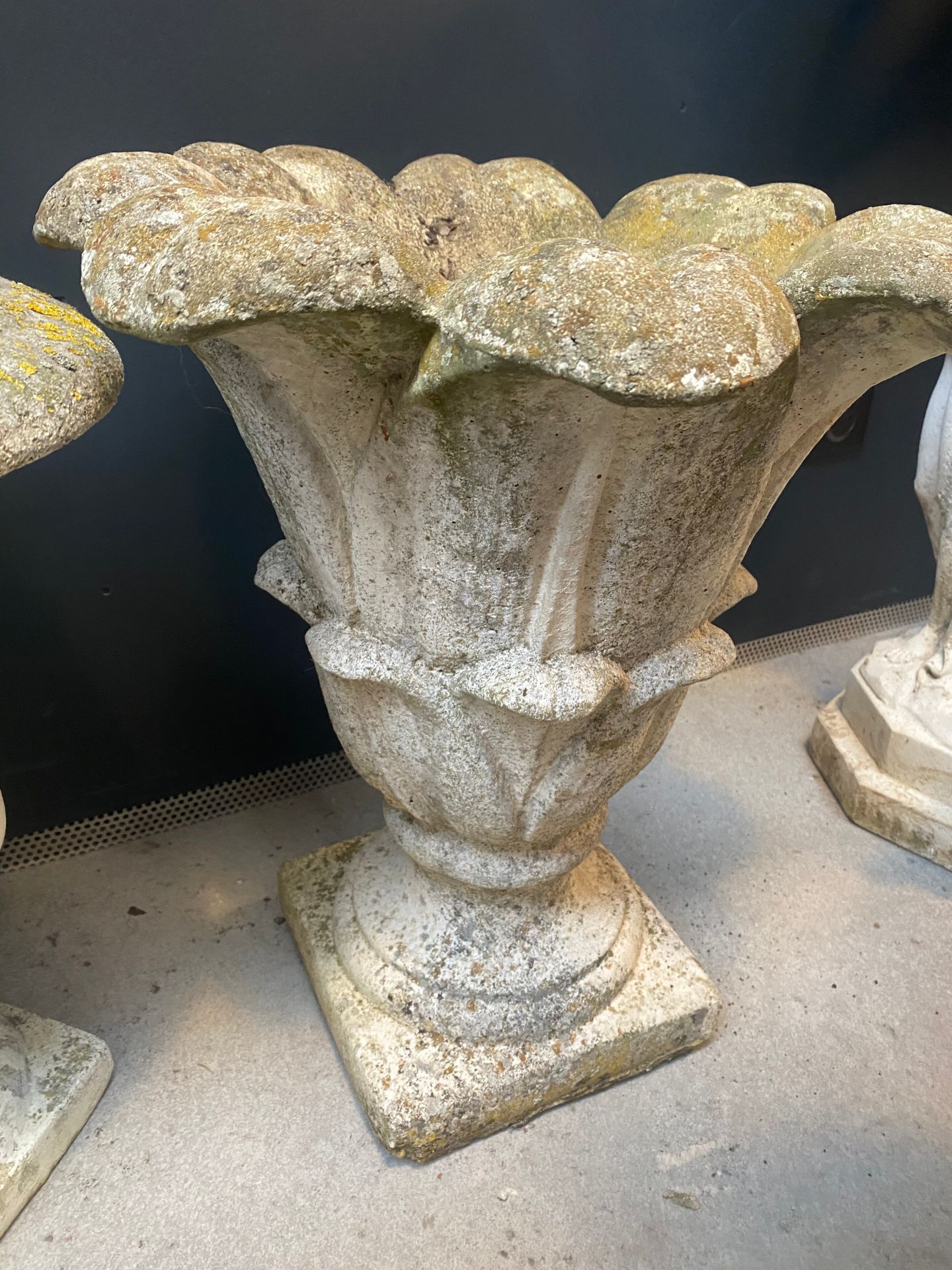 Null Vase en pierre reconstituée figurant une fleur ouverte 

H.: 54 cm

Etat d'&hellip;