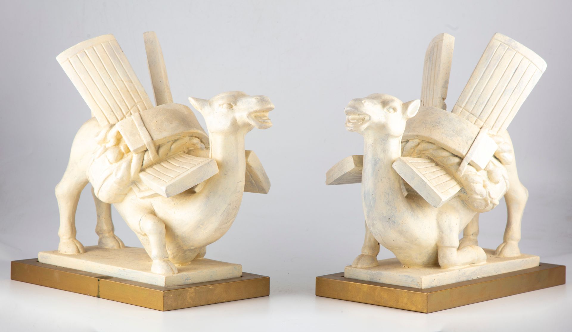 CHINE CHINE

Deux statuettes de chameaux en céramique dans le style des Tang. So&hellip;