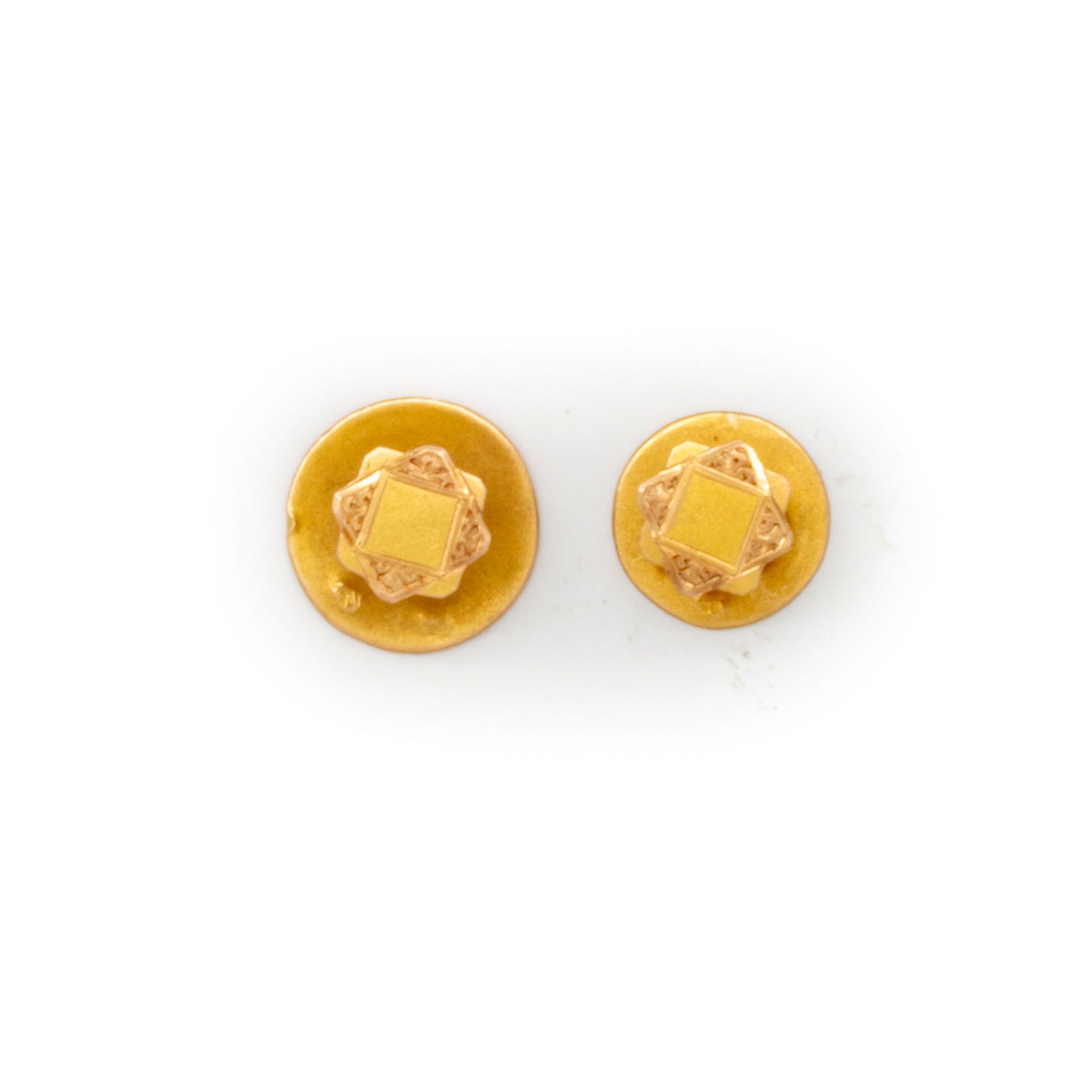 Null 2 boutons de cols en or jaune

Poids : 1,3 g