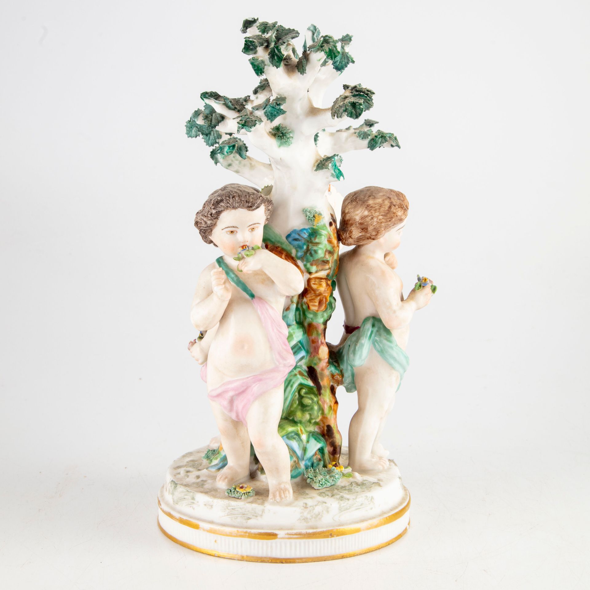 SAXE SAXE (?)

Groupe en porcelaine émaillé polychrome figurant trois enfants au&hellip;