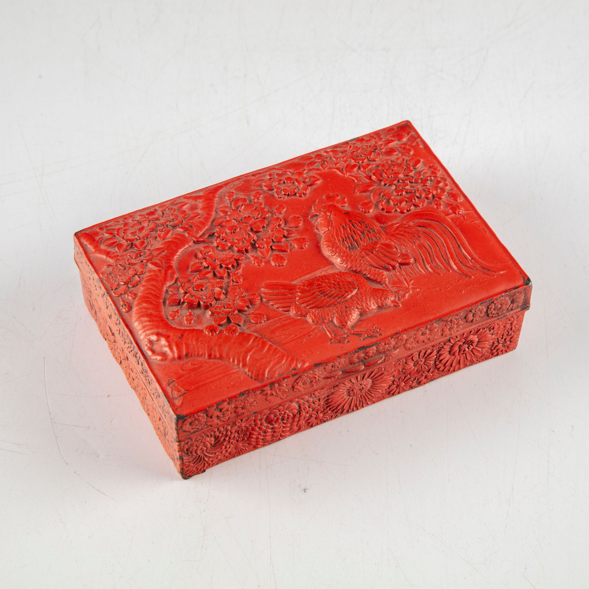 Null Boîte en métal laqué rouge à décor de poule, coq et arbres en fleurs

Dans &hellip;