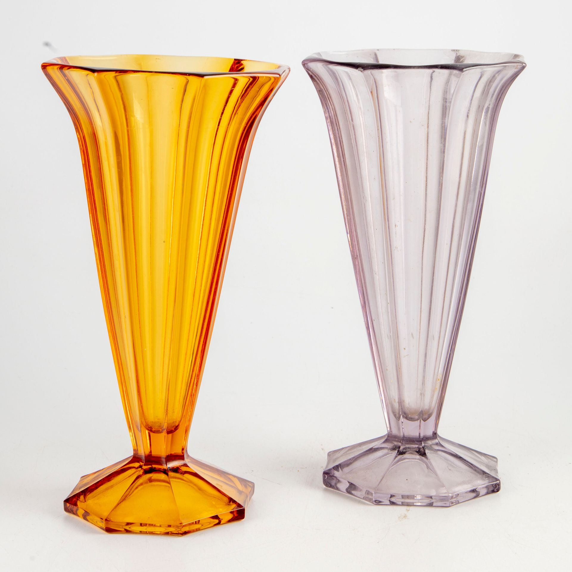 Null Paire de vases cornets en verre l'un transparent le second orangé

H.: 26 c&hellip;