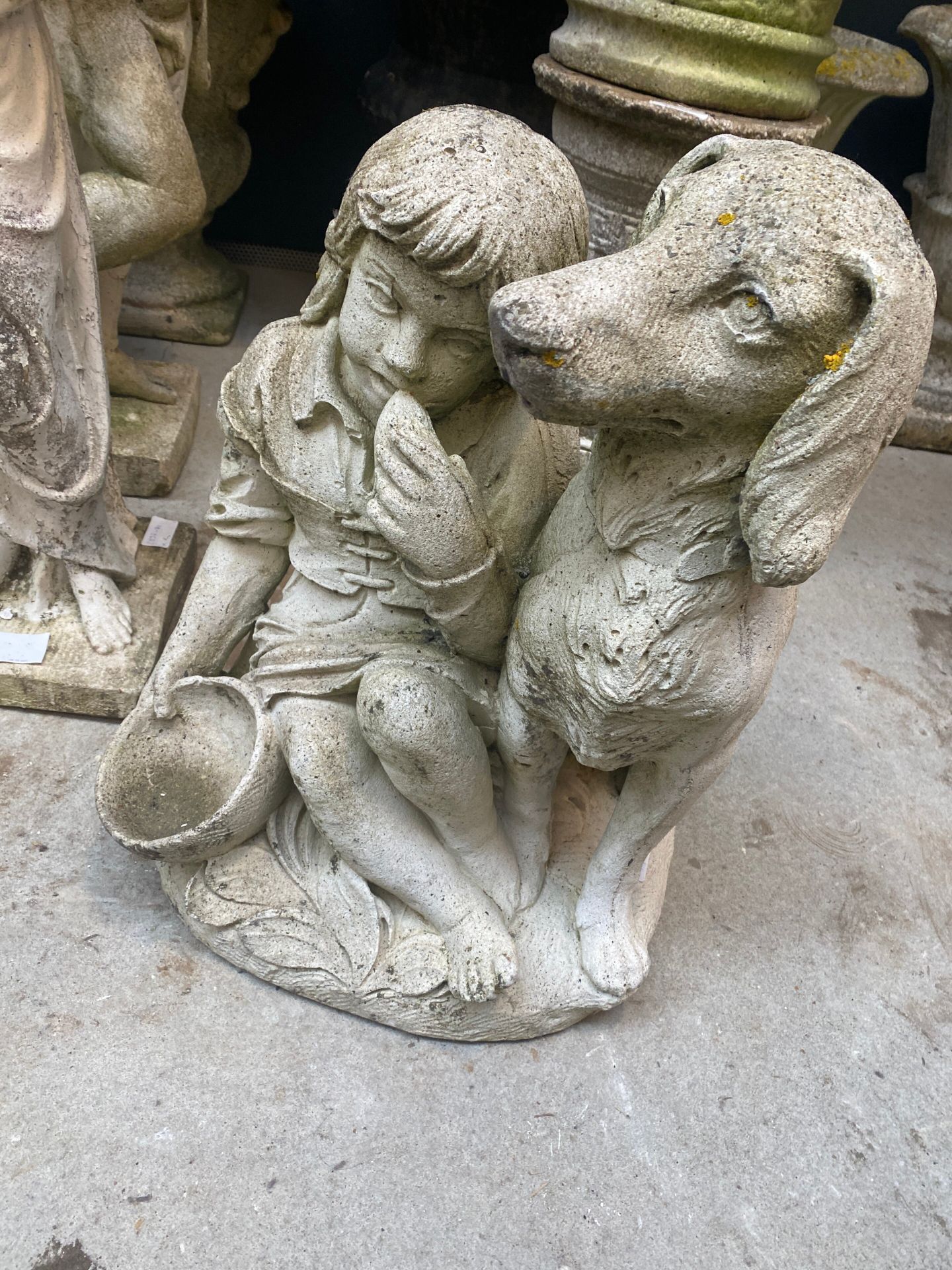 Null Sculpture de jardin en pierre reconstituée figurant une jeune fille et son &hellip;