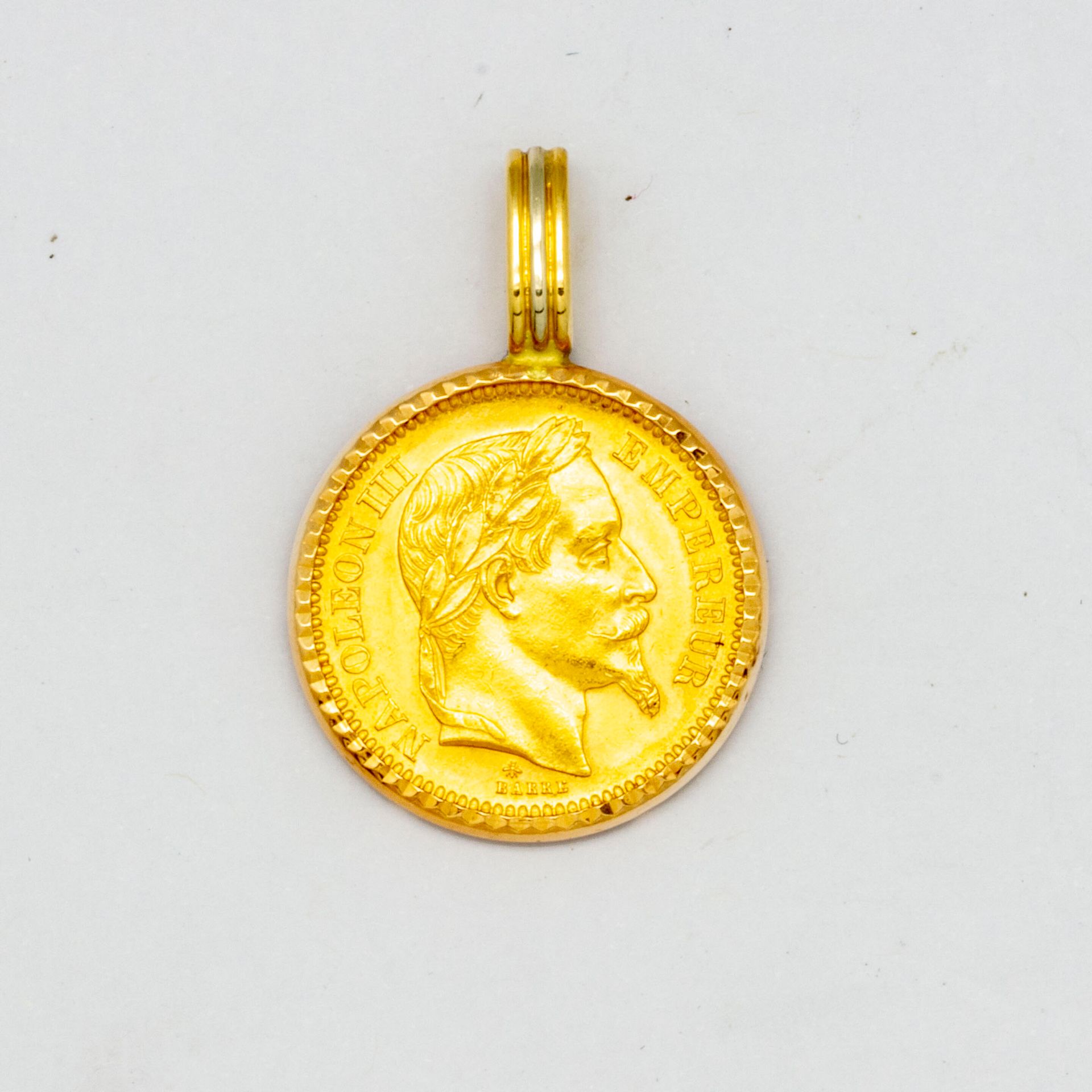 Null Pendentif en or jaune orné d'une pièce de 20 Francs or Napoléon
