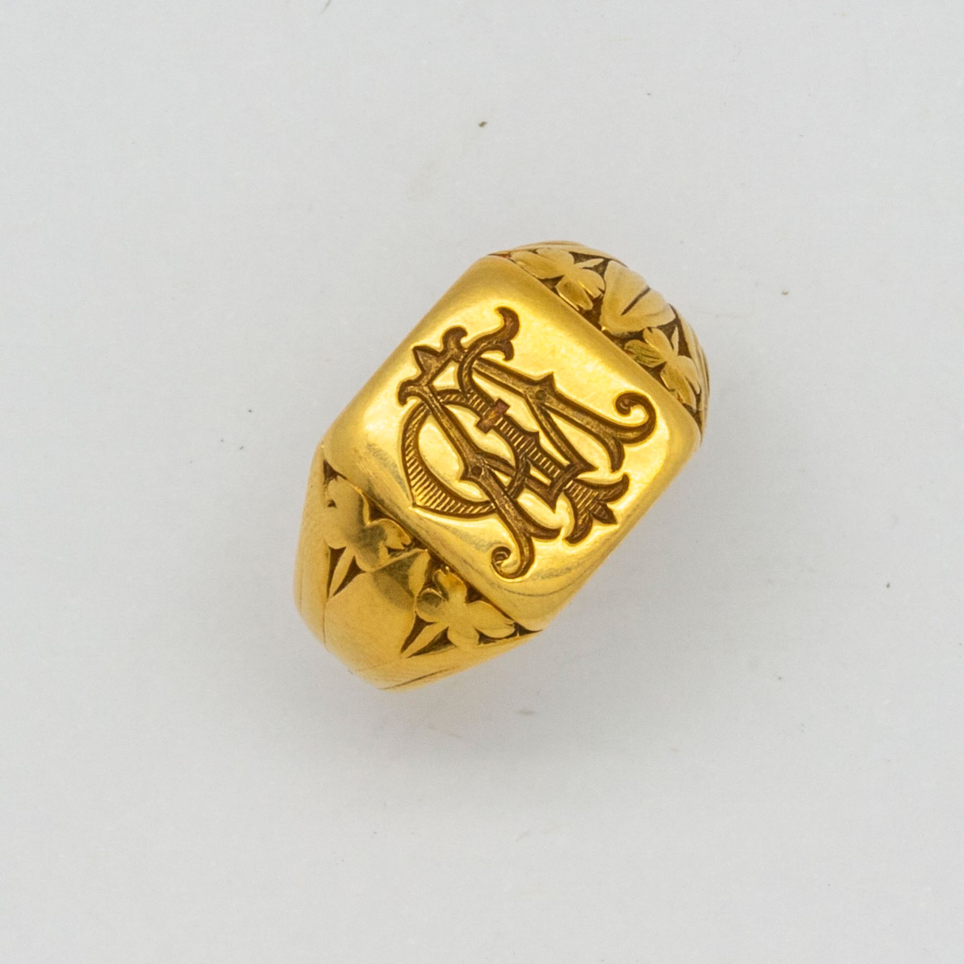 Null Chevalière en or jaune monogrammée AP

Poids : 12,5 g.