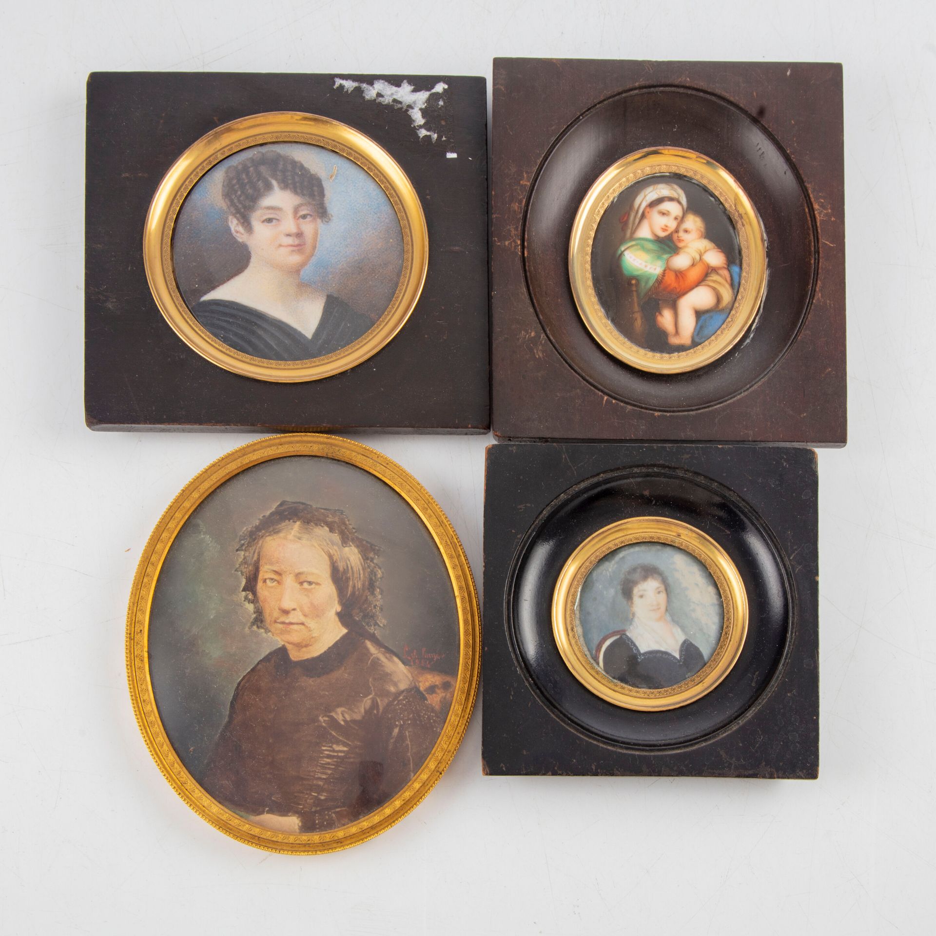 Null Quatre miniatures figurant des portraits féminins dont : 

Une signée L de &hellip;