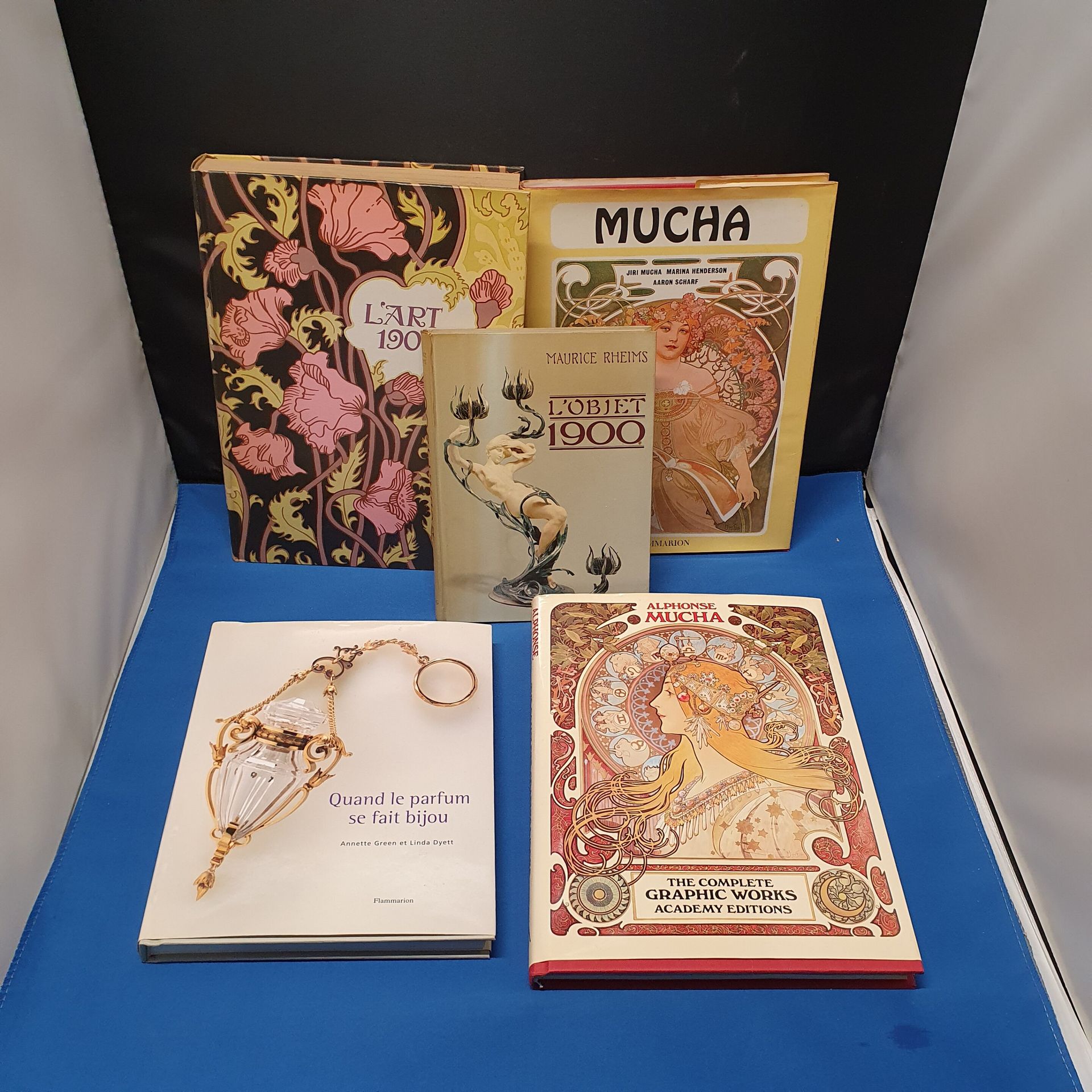 Null Ensemble de 5 ouvrages sur l'Art Nouveau, comprenant : 

- Maurice Rheims, &hellip;