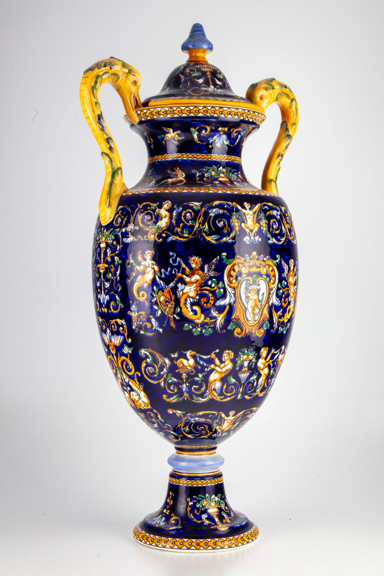 GIEN GIEN 

Important vase couvert en faïence à décor polychrome de grotesques, &hellip;