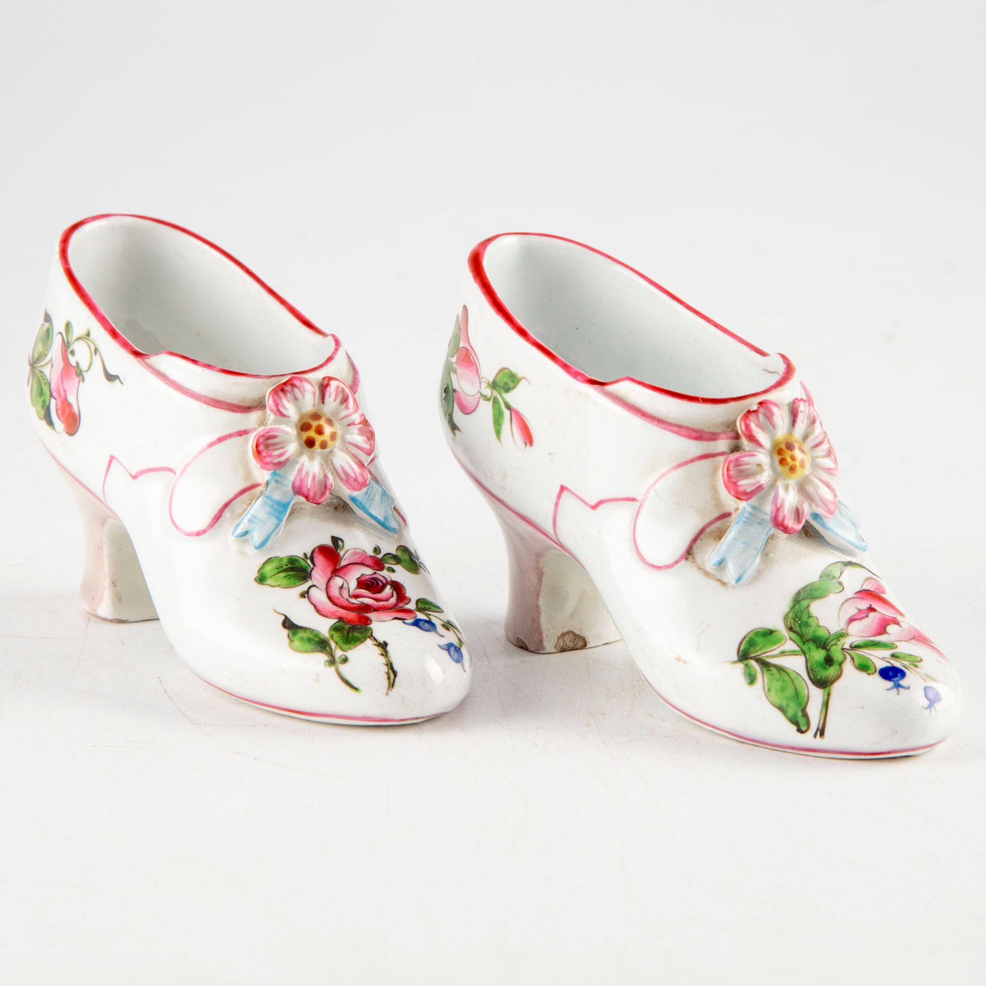 Null Paire de petits souliers en porcelaine à décor de fleurs

XIXème siècle

6 &hellip;