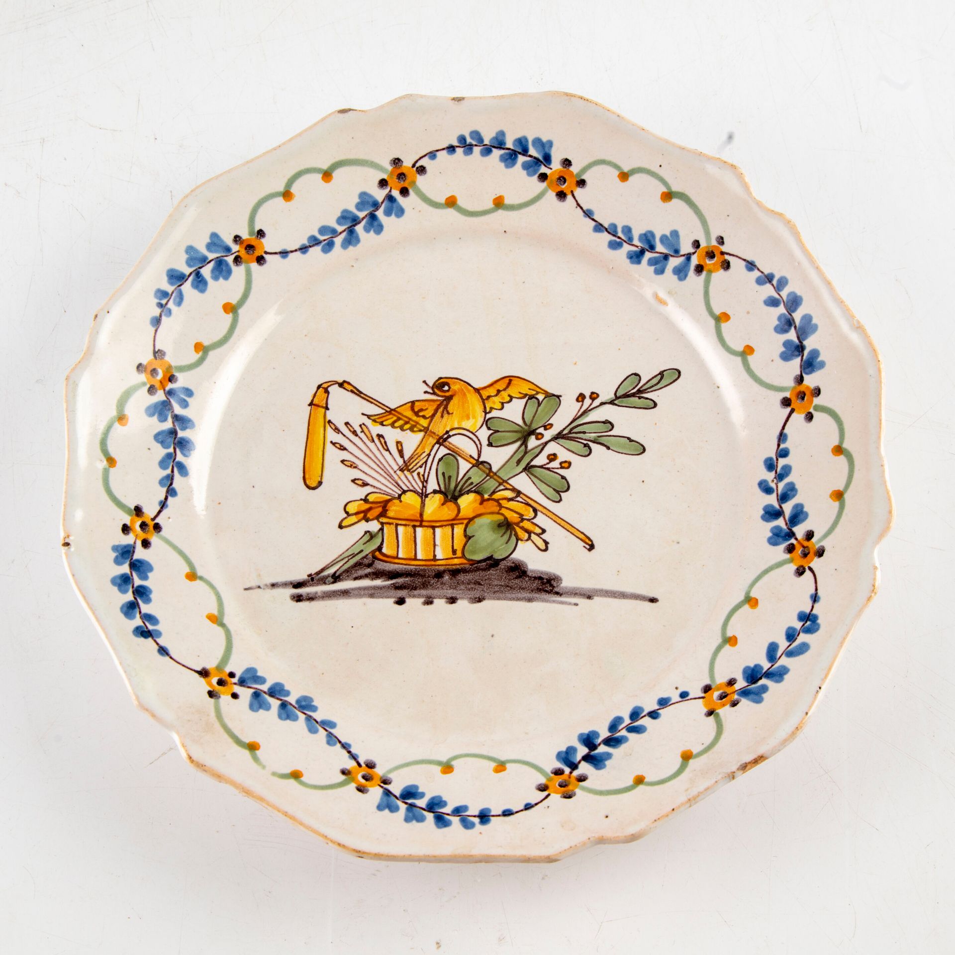 NEVERS NEVERS 

Assiette en faïence à bords contournés à décor polychrome révolu&hellip;