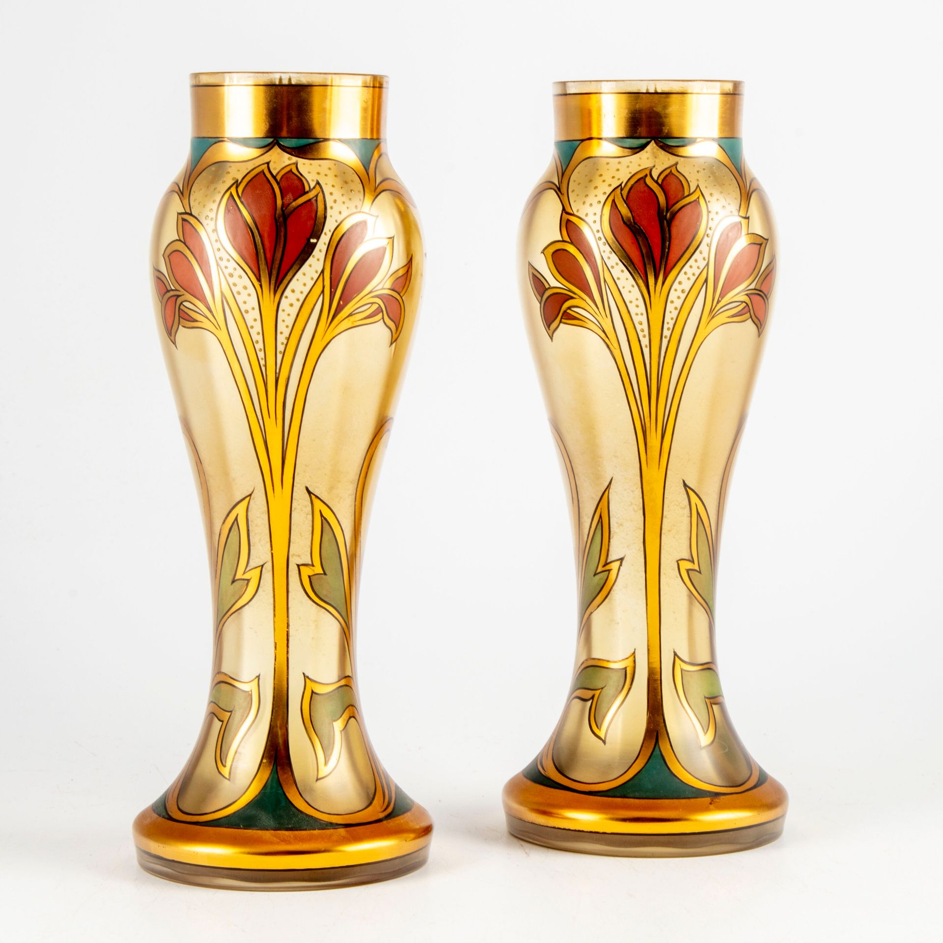 Null Paire de vases en verre à décor émaillé polychrome et doré de fleurs stylis&hellip;