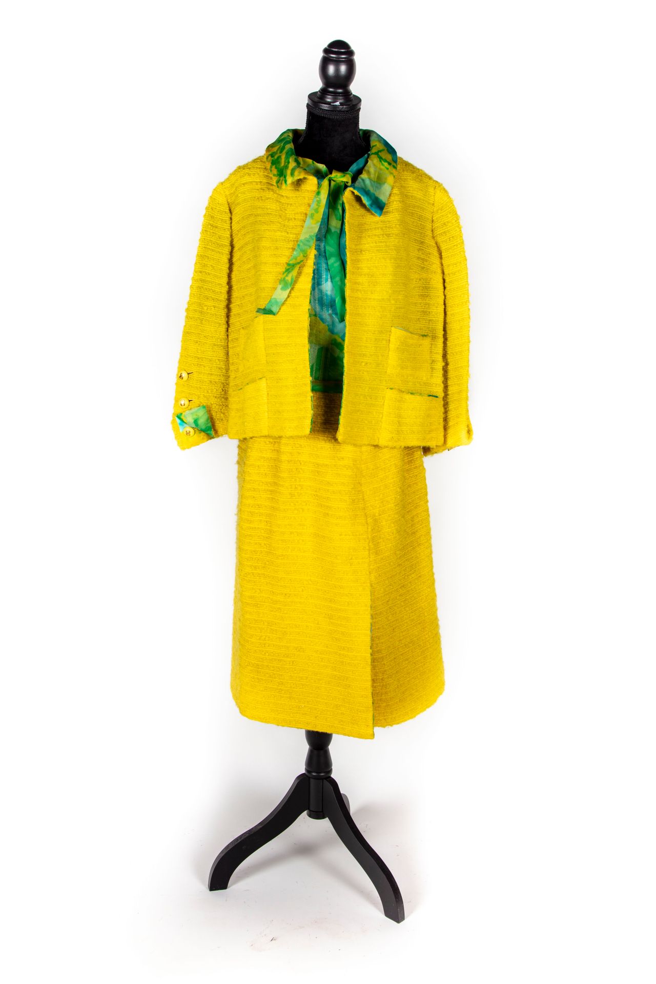 CHANEL 香奈儿 - 巴黎

高级时装系列

黄色绗缝羊毛呢裙套装，绿色丝绸衬里，无袖上衣。

有签名和编号的19935 - 约1970/1975年

状况&hellip;