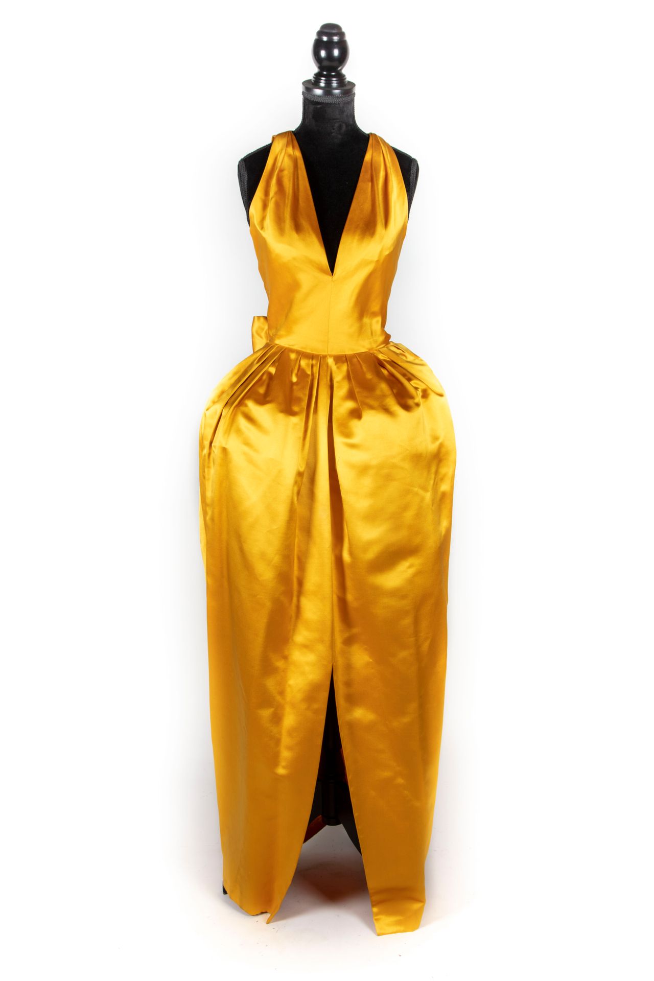 DIOR Christian DIOR - 巴黎

高级时装系列--1979年秋冬

黄色缎子的晚礼服。无袖V型半身裙，背部有双蝴蝶结装饰

签名和N°1241&hellip;