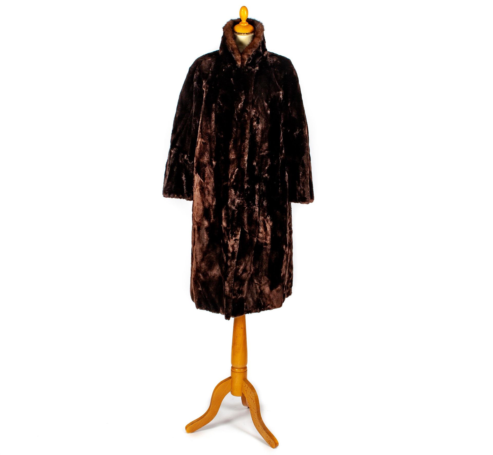 REVILLON REVILLON - Paris

Gold shearling coat with mink collar

Size M

As is