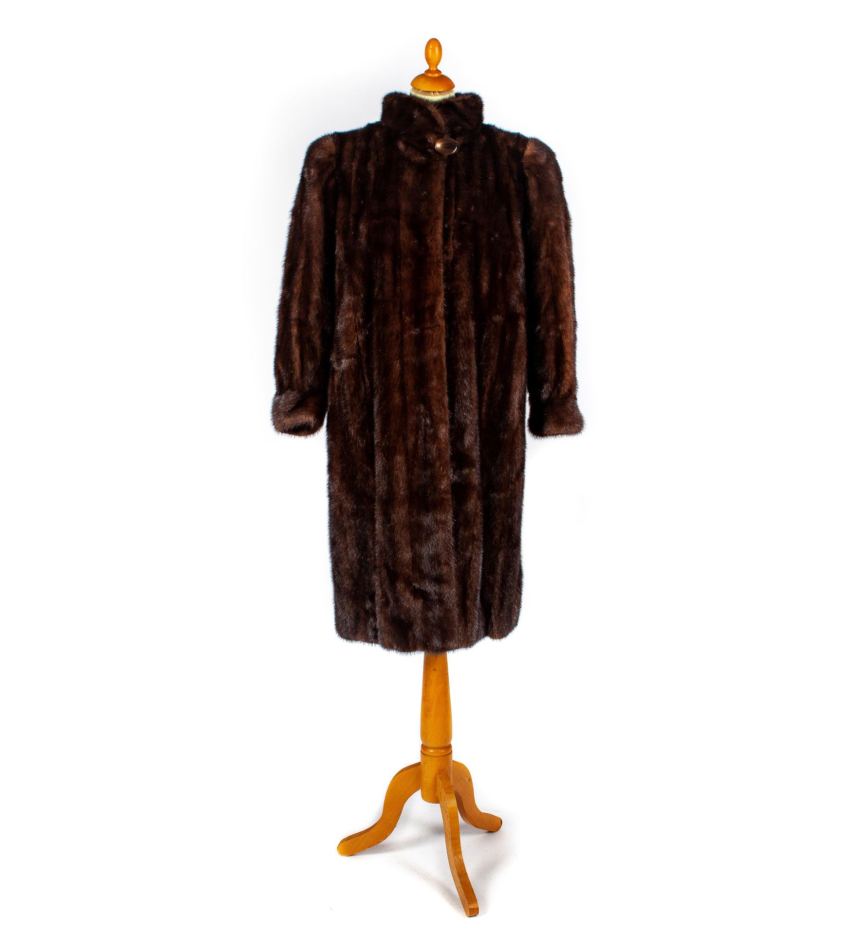 REVILLON REVILLON - Paris 

Mink coat, funnel neck

Size M 

As is
