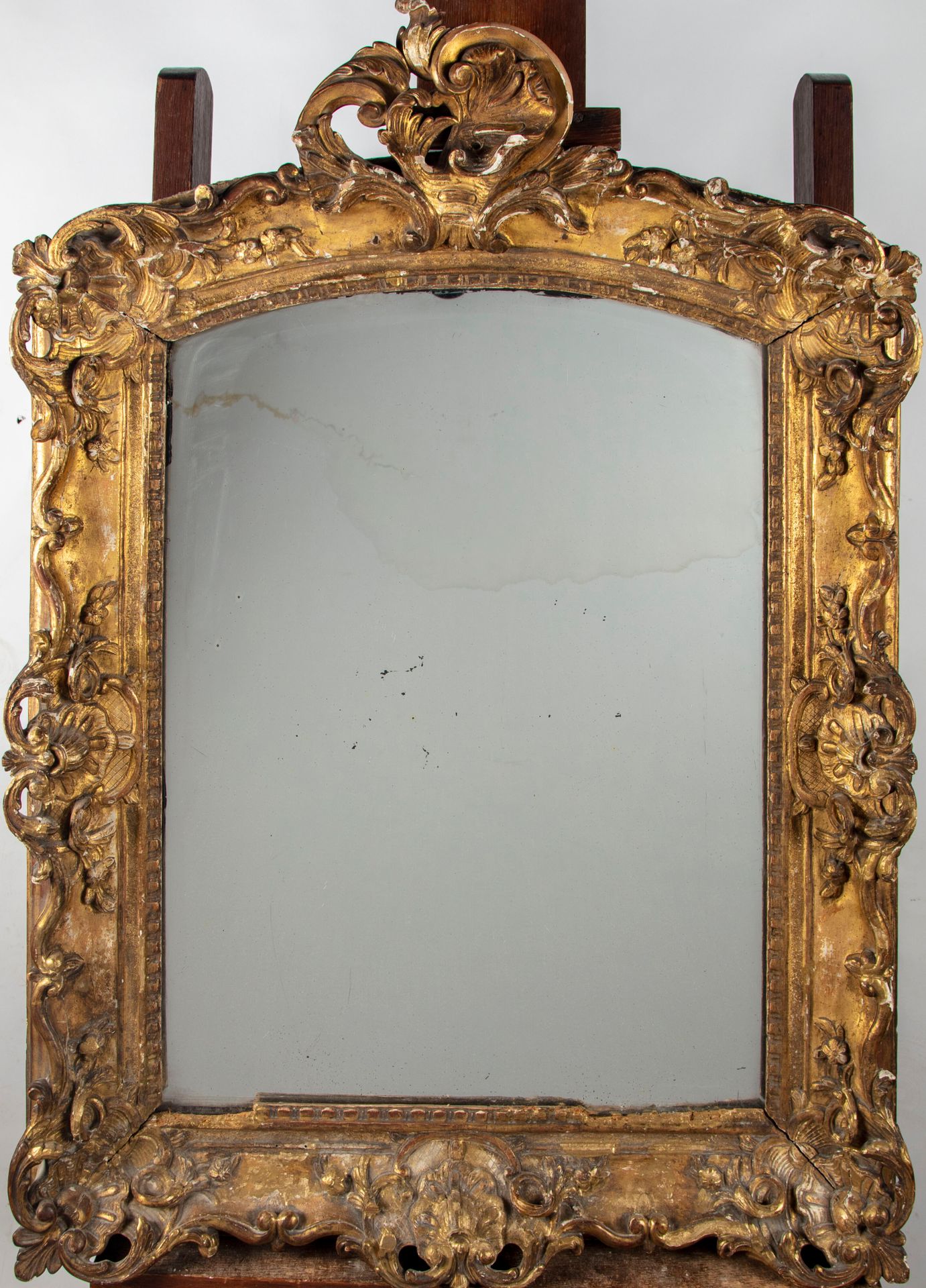 Null Miroir en bois et stuc doré à décor ajouré de coquilles, fleurs et feuillag&hellip;