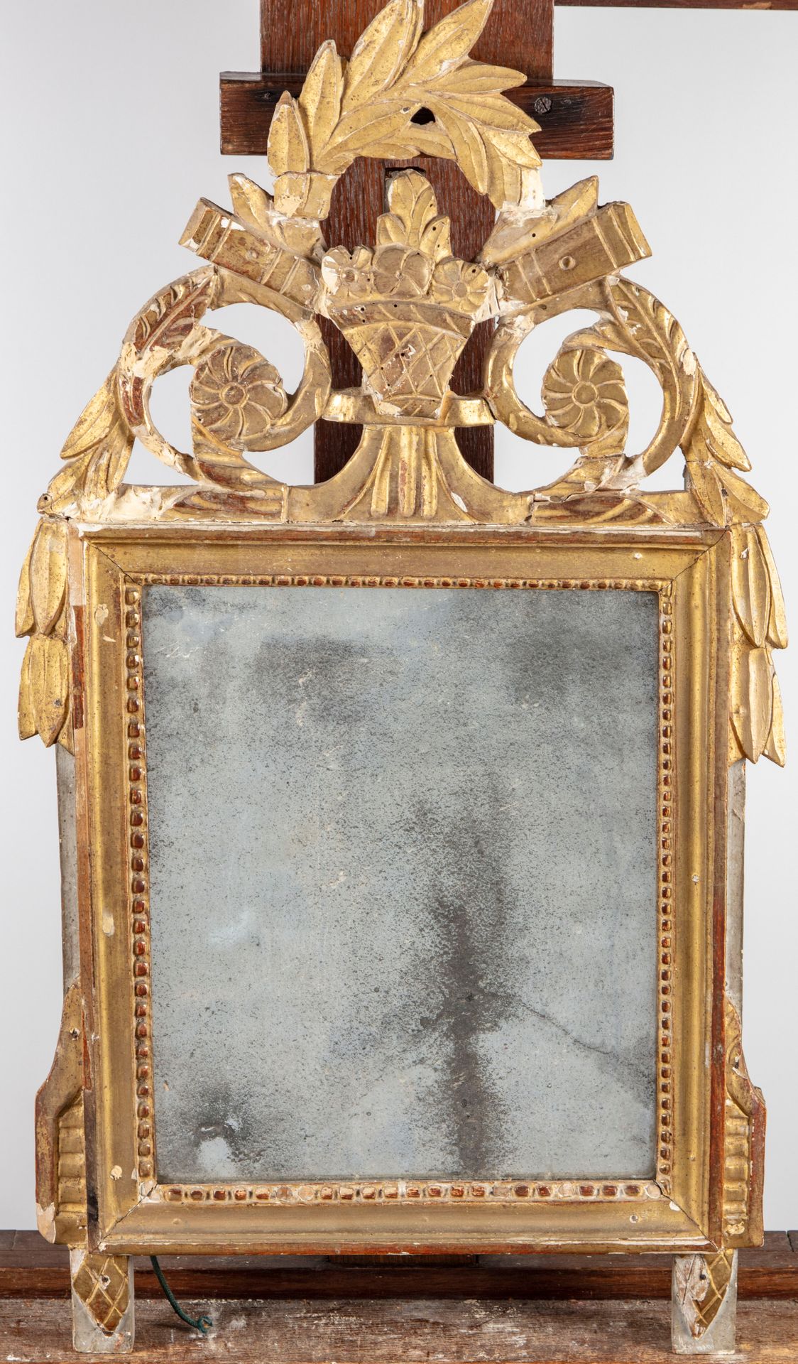 Null Petit miroir en bois doré ( usures ) mouluré et ciselé d'une frise de perle&hellip;