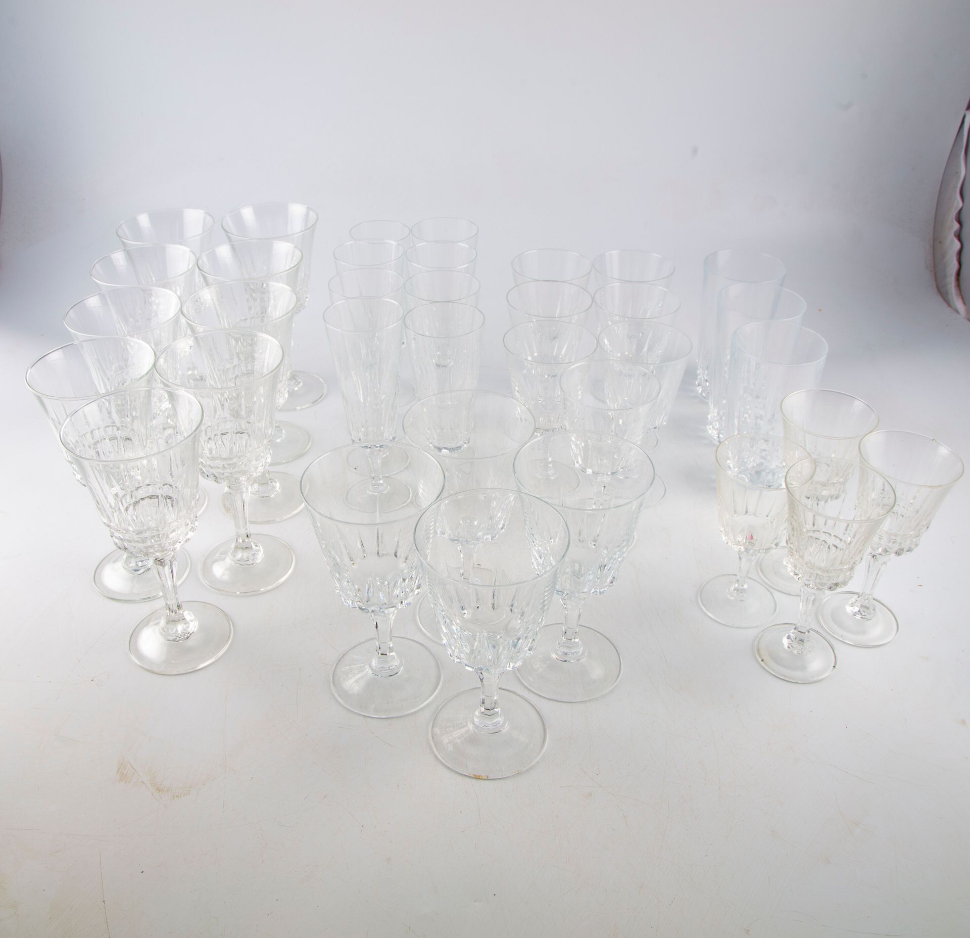 Null Partie de service de verres en cristal comprenant :

7 flûtes

6 verres à e&hellip;