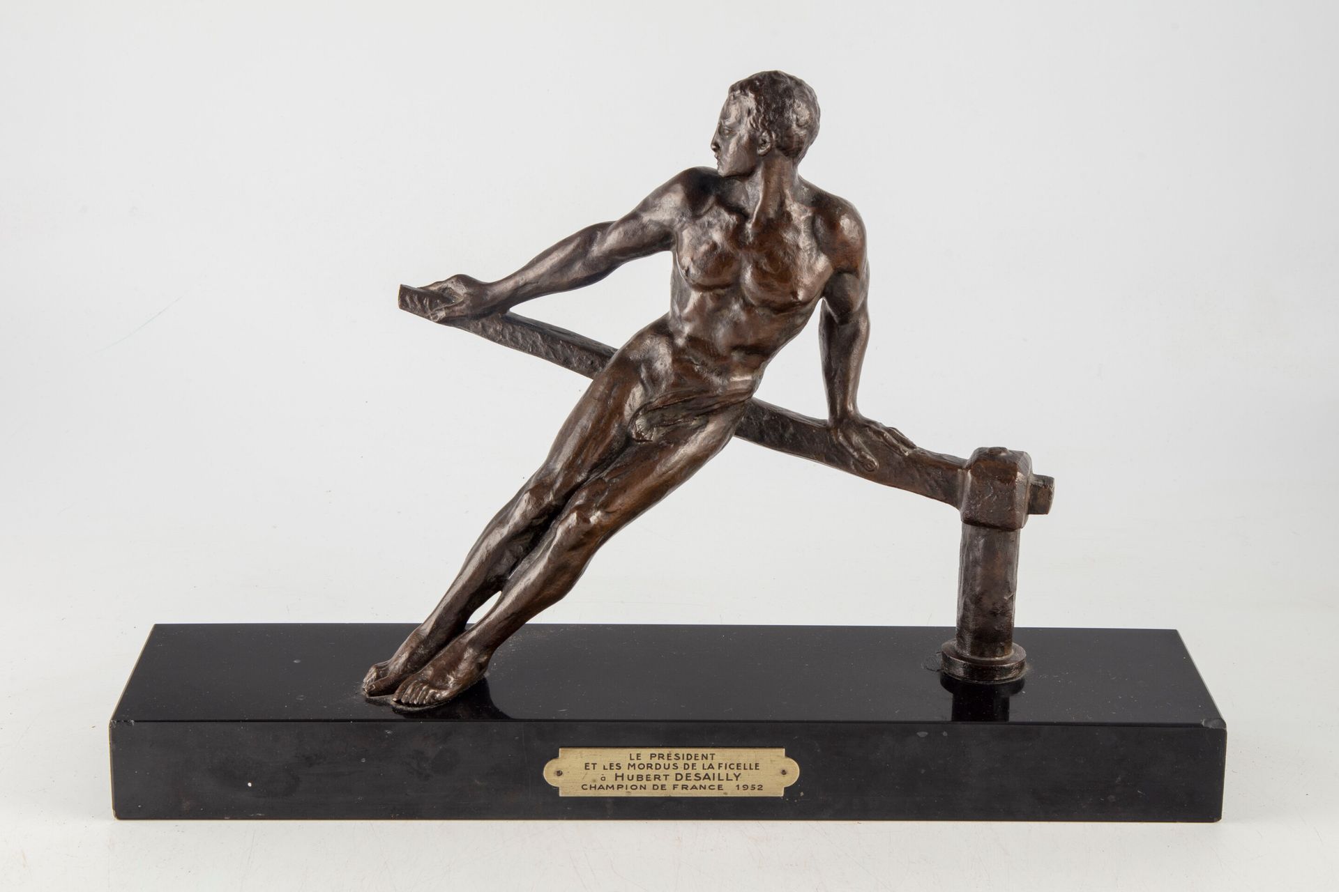 FOUGERE FOUGERE (XXe)

Homme à la barre

Bronze 

H. : 24 cm ; L. : 27 cm