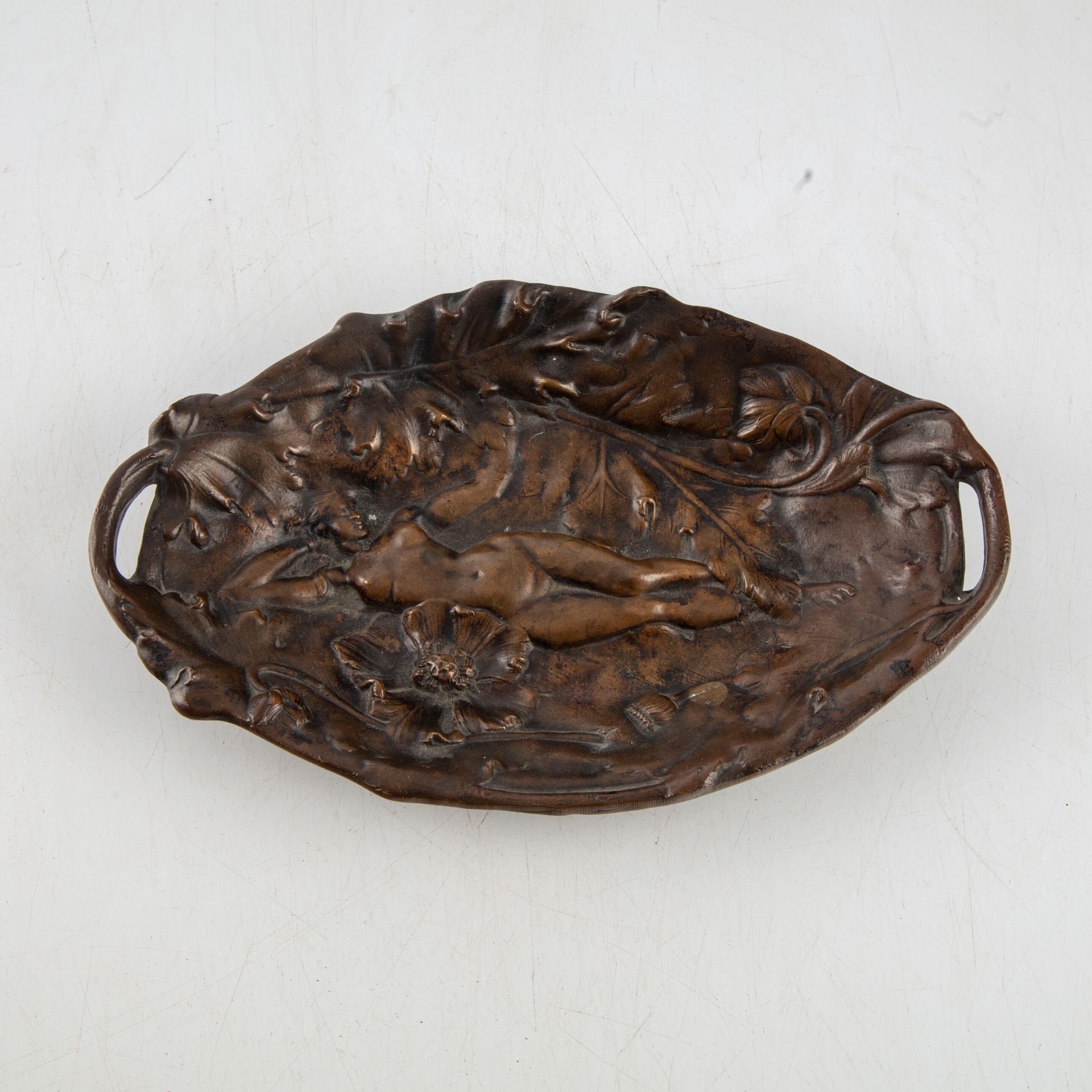 Null Petit vide poche en Bronze dans le goût Art Nouveau 

L. : 23 cm