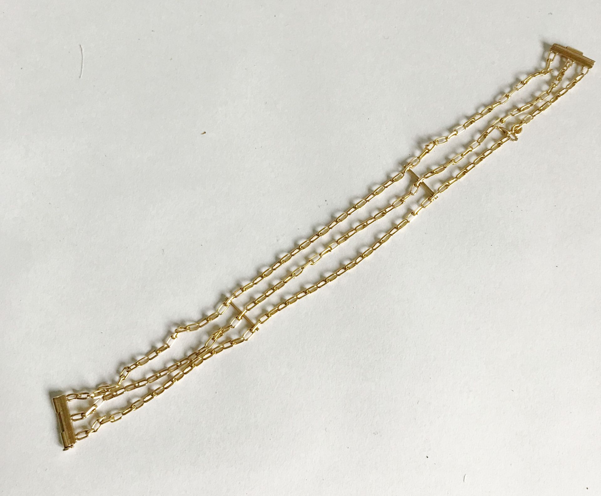 Null Bracelet en or jaune constitué de trois chainettes reliées entre elles par &hellip;