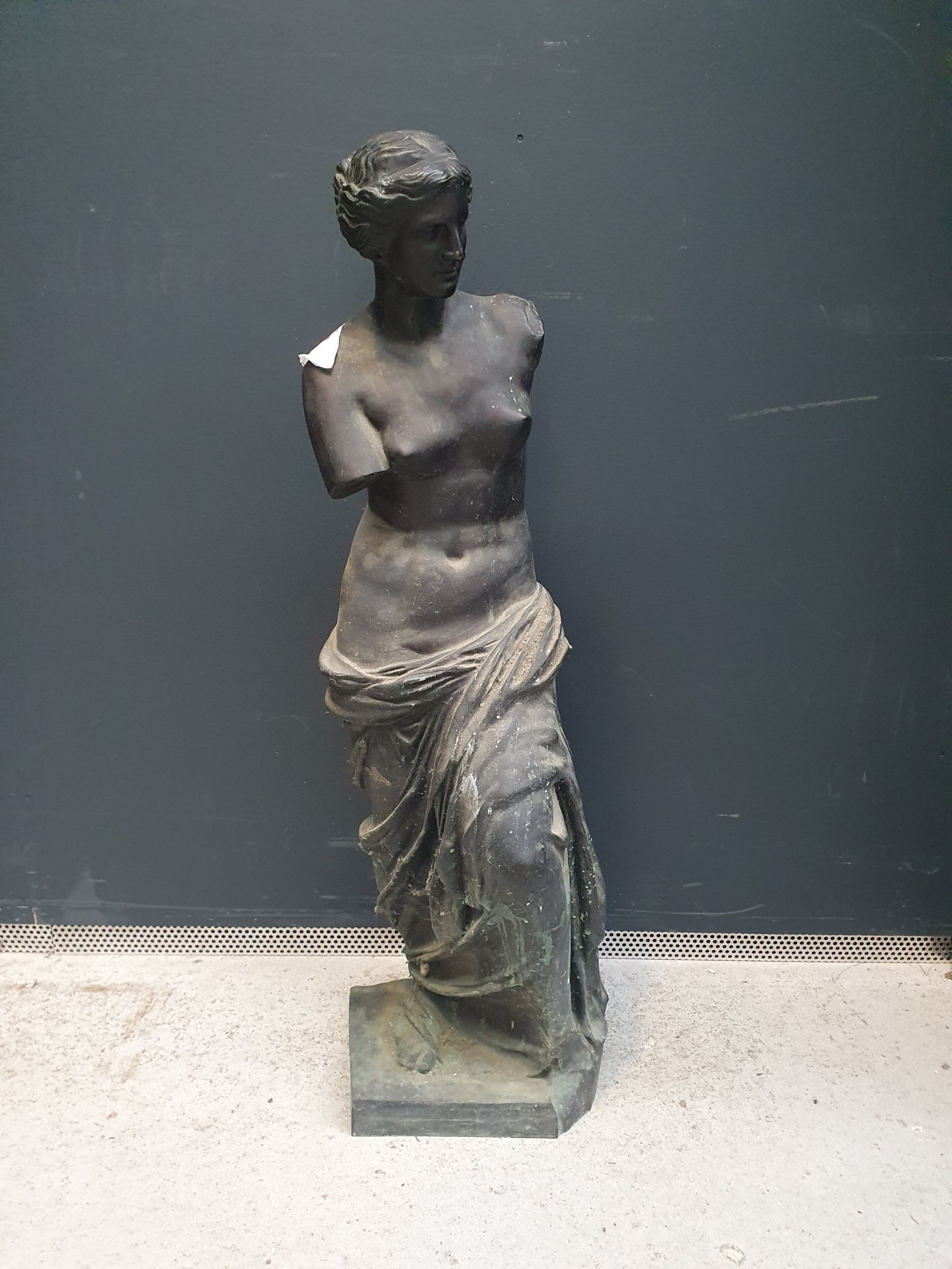 Null Statue en bronze à patine brune figurant la Vénus de Milo

H.: 85 cm

Accid&hellip;