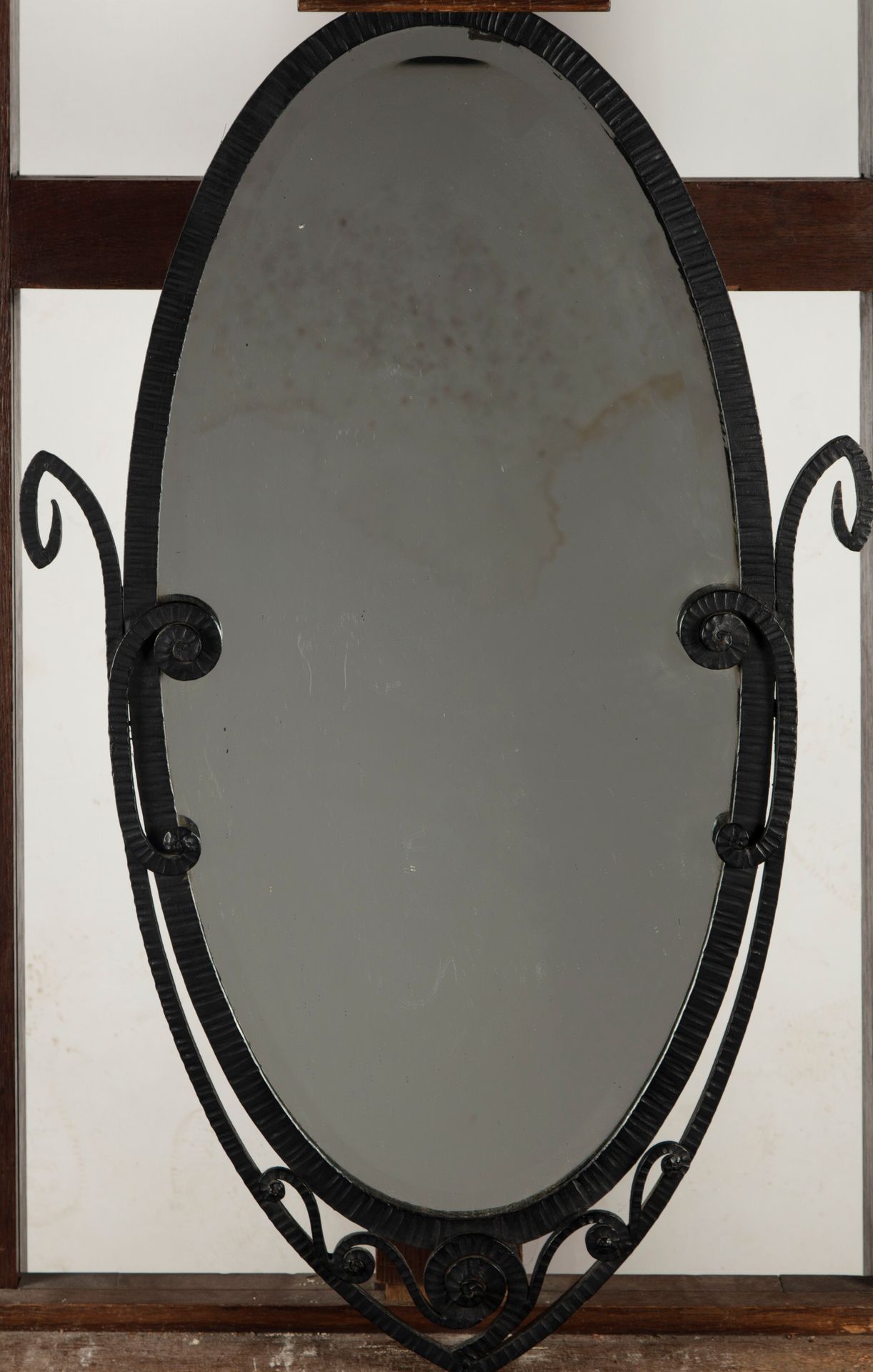 Null Miroir en fer forgé, de forme ovale dans le style Art Déco 

82 x 49,5 cm