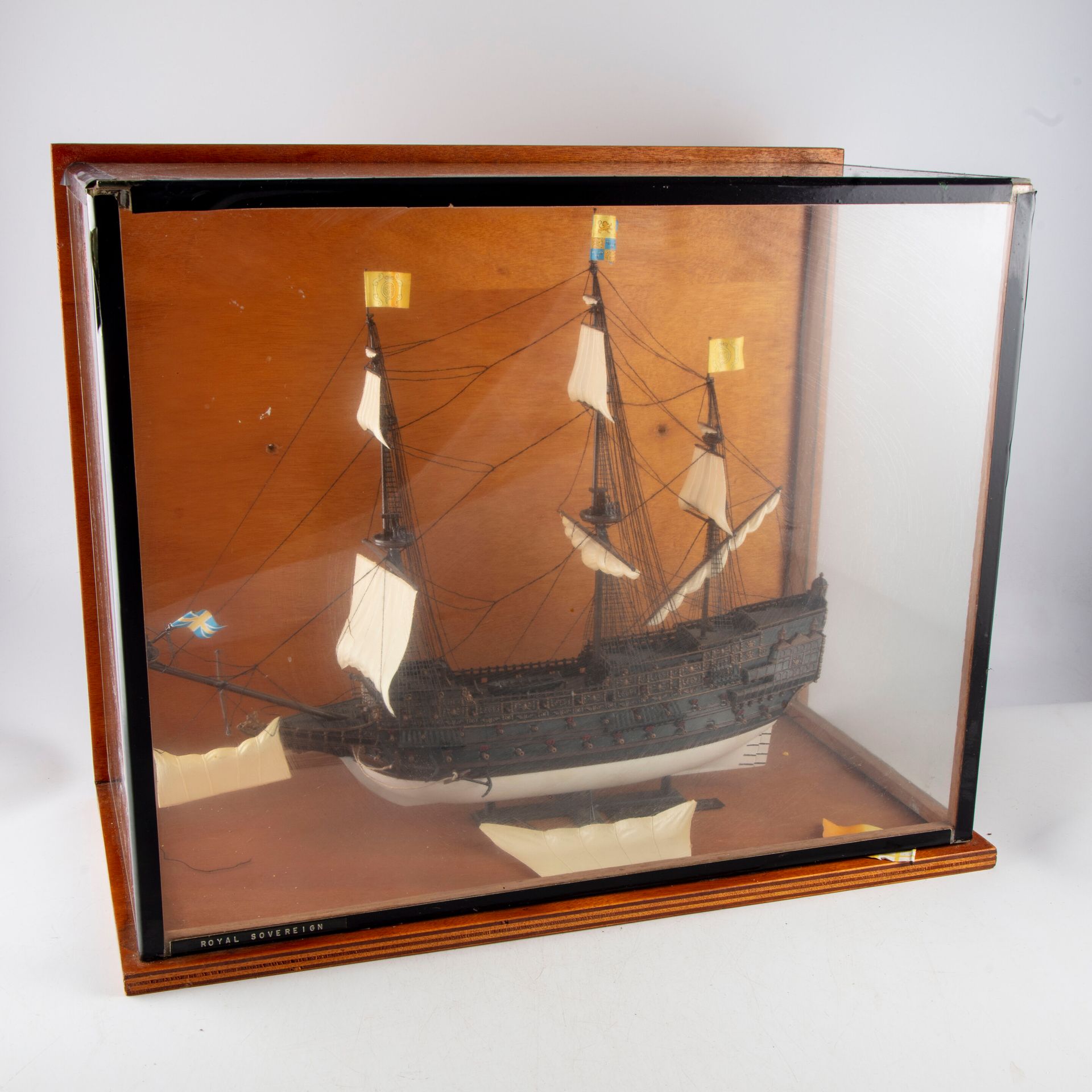 Null Model ship "Royal Sovereign 1637" in painted wood

Under glass

44 x 39 cm &hellip;