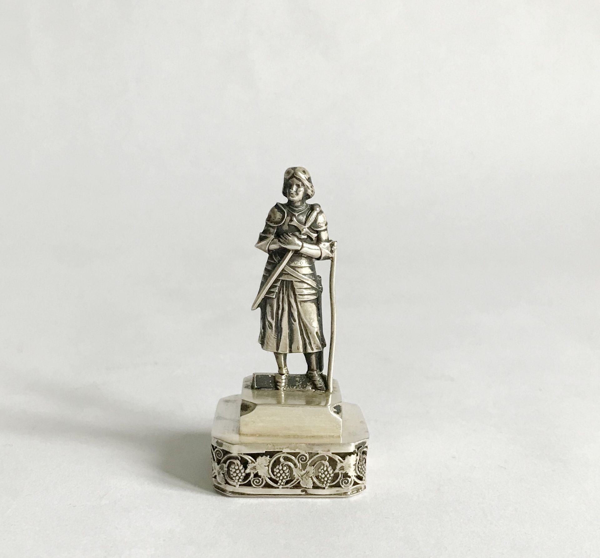 Null Statuette de Jeanne D'Arc en armure en argent ciselé. Base carrée à frise a&hellip;
