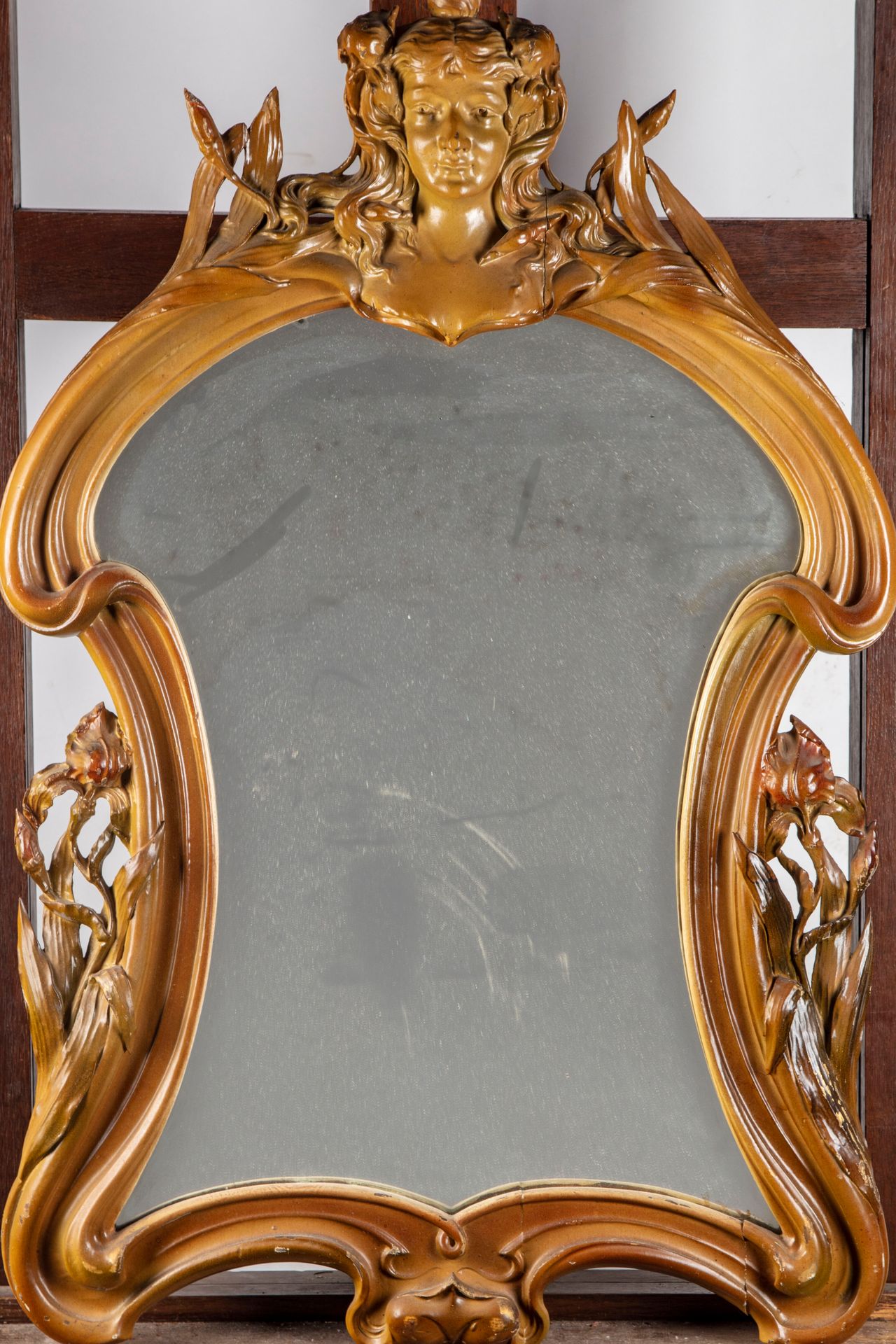 Null Miroir en bois sculpté à décor de femme et d'iris dans le style Art Nouveau&hellip;