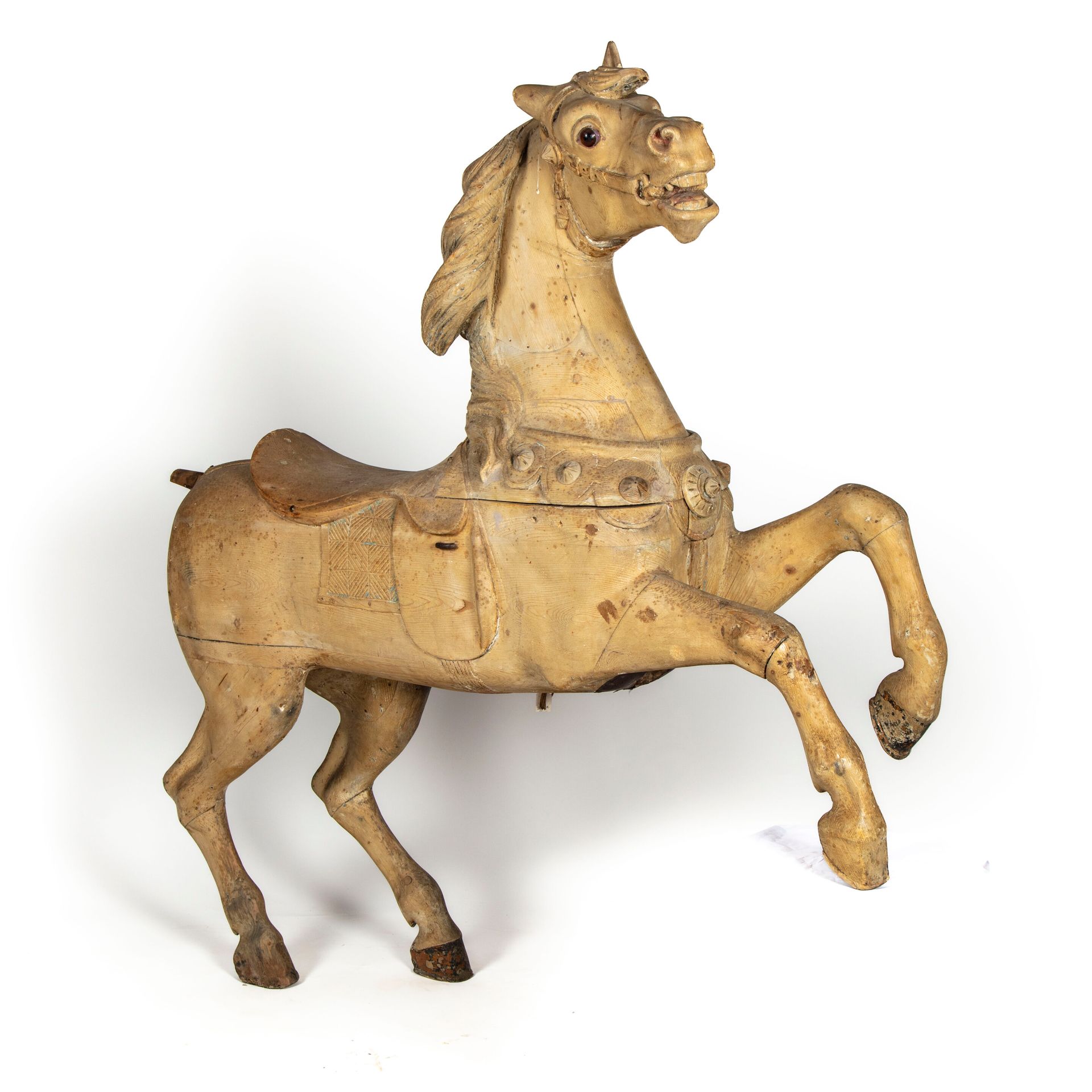 Null 无名氏 - 在古斯塔夫-巴约尔的品味中

重要的木雕奔马，有多色的痕迹，形成一个旋转木马式的主题

H.115厘米；宽113厘米；长30厘米