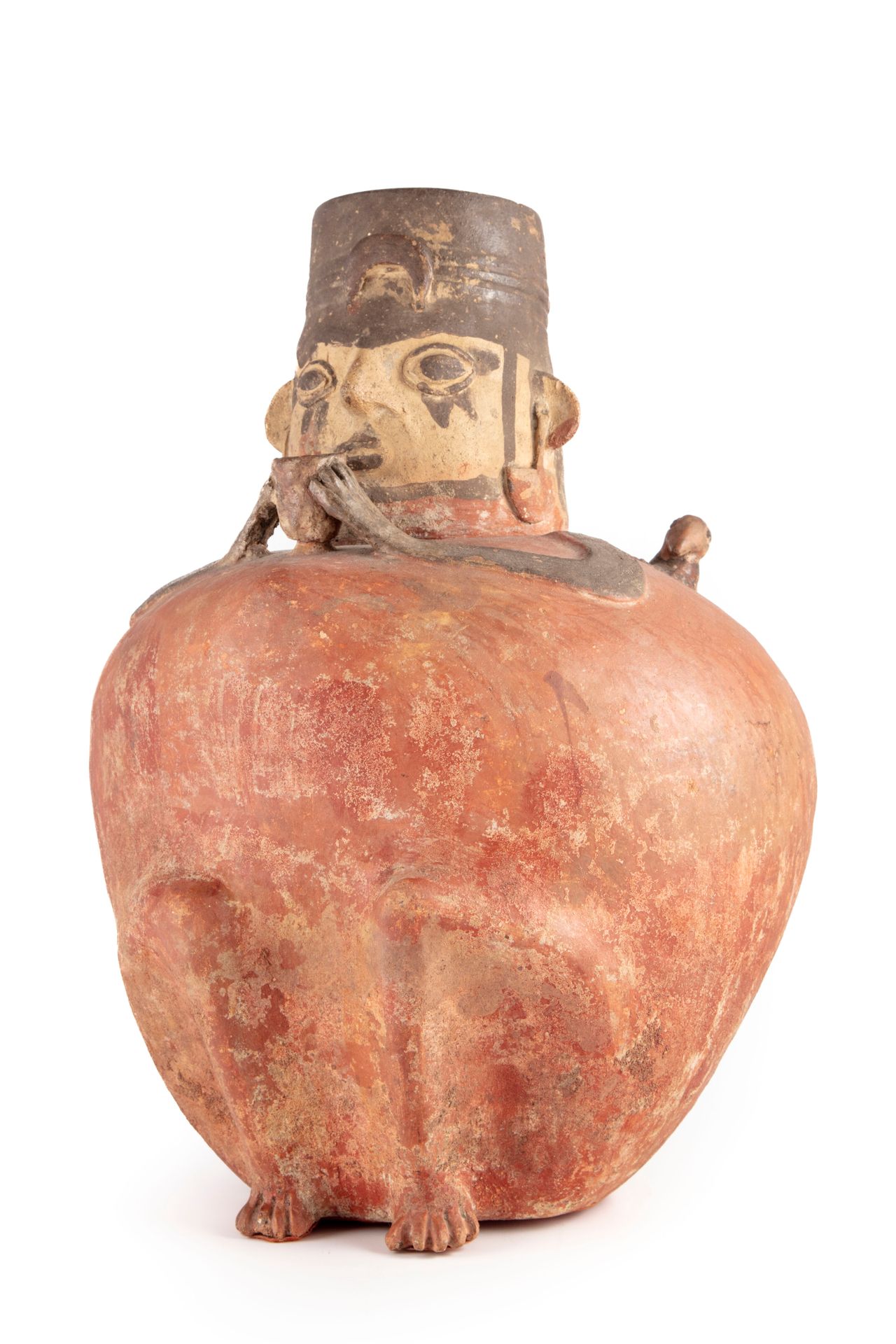 Urna funeraria antropomorfa raffigurante un dignitario seduto. L'urna ovoidale f&hellip;