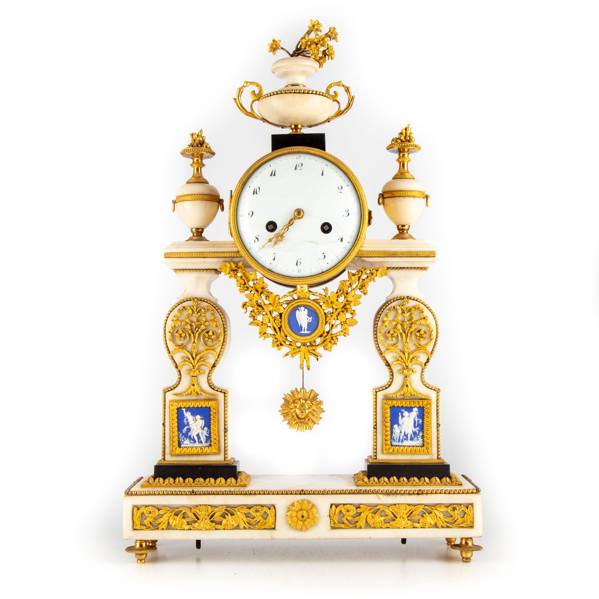 Null Important portico clock in white marble, rich ornamentation of chased and g&hellip;
