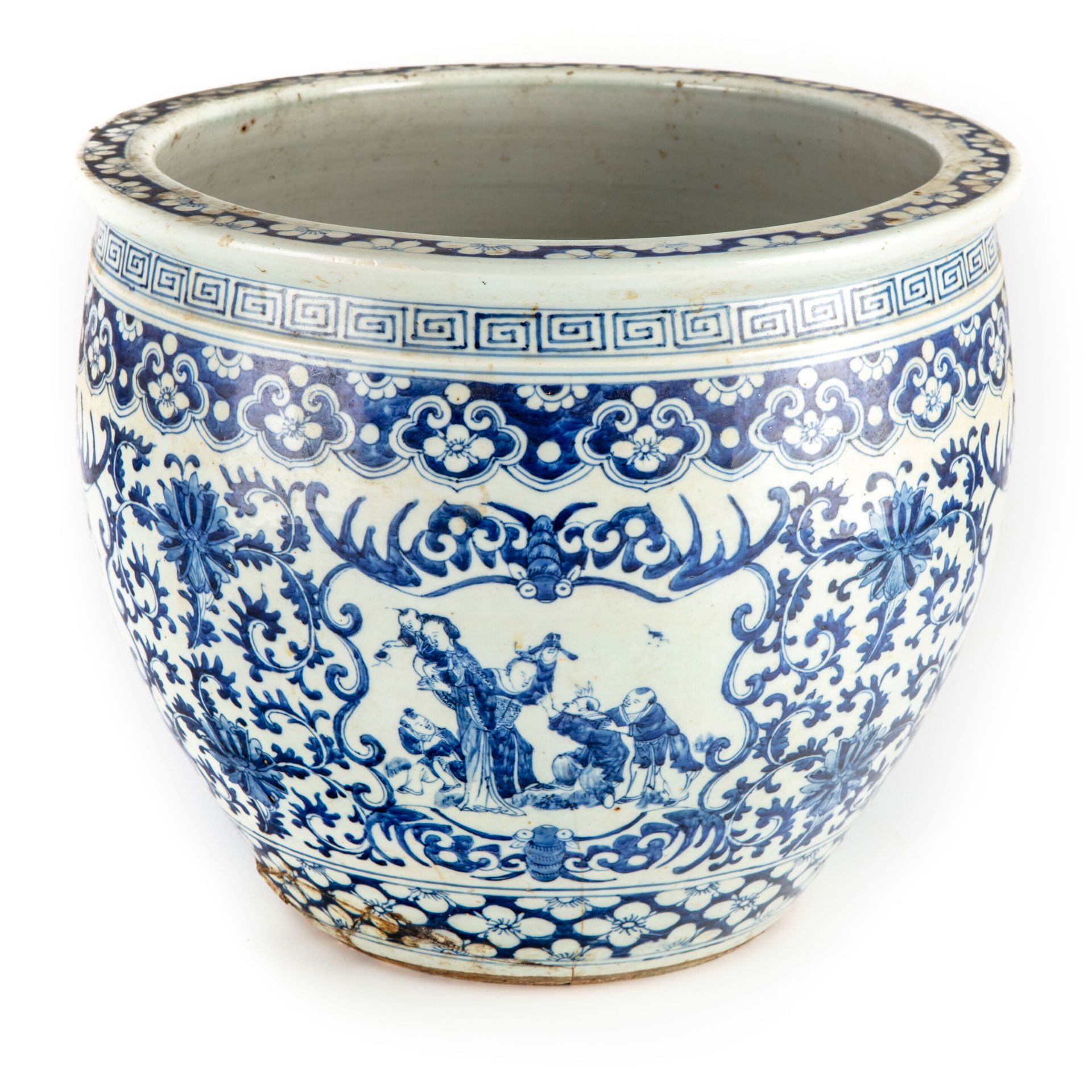 CHINE 中国

蓝白相间的叶子、羊脂球和人物储备装饰的瓷质鱼缸

H.31 cm; D. 36 cm

断裂并粘在底座下