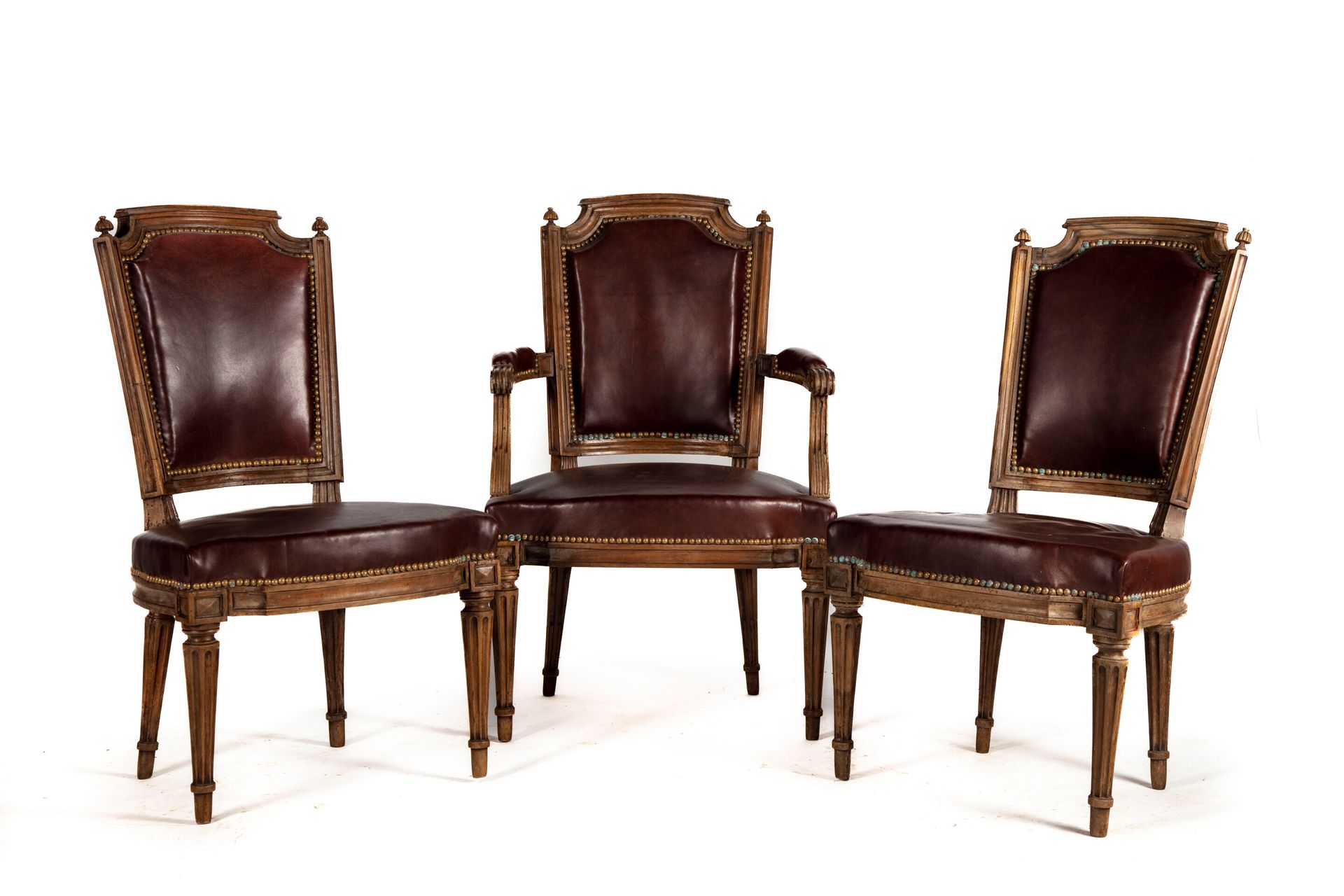 Null 由两把椅子和一把扶手椅组成的套房，采用天然木材，椅背上有一顶宪兵帽。皮革内饰

路易十六风格