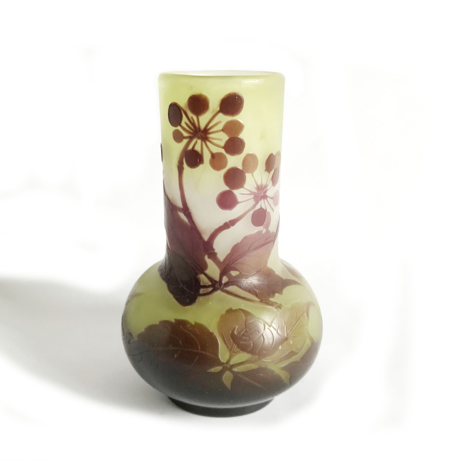 GALLE GALLE制造 - 20世纪初

卵形瓶身和长颈的玻璃小花瓶，有酸蚀的叶子和花朵装饰。在装饰中签名。

H.15厘米