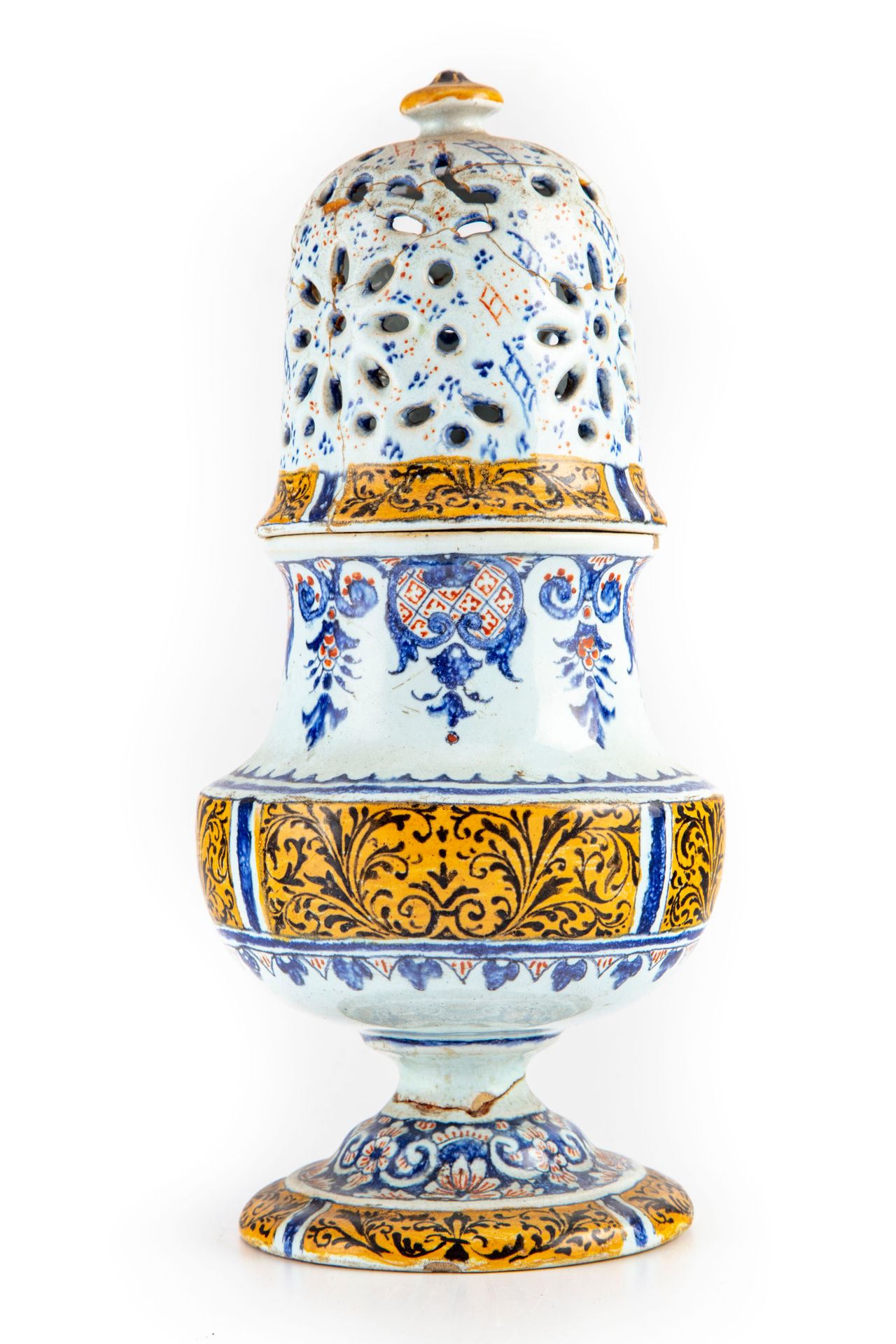 ROUEN XVIIIe 鲁恩--第十八世纪

阳台形有盖汤锅，搪瓷，上面有蓝色、红色和赭石色的羊角花和叶子的装饰。在底座下做标记。

H.22厘米

盖子、装&hellip;