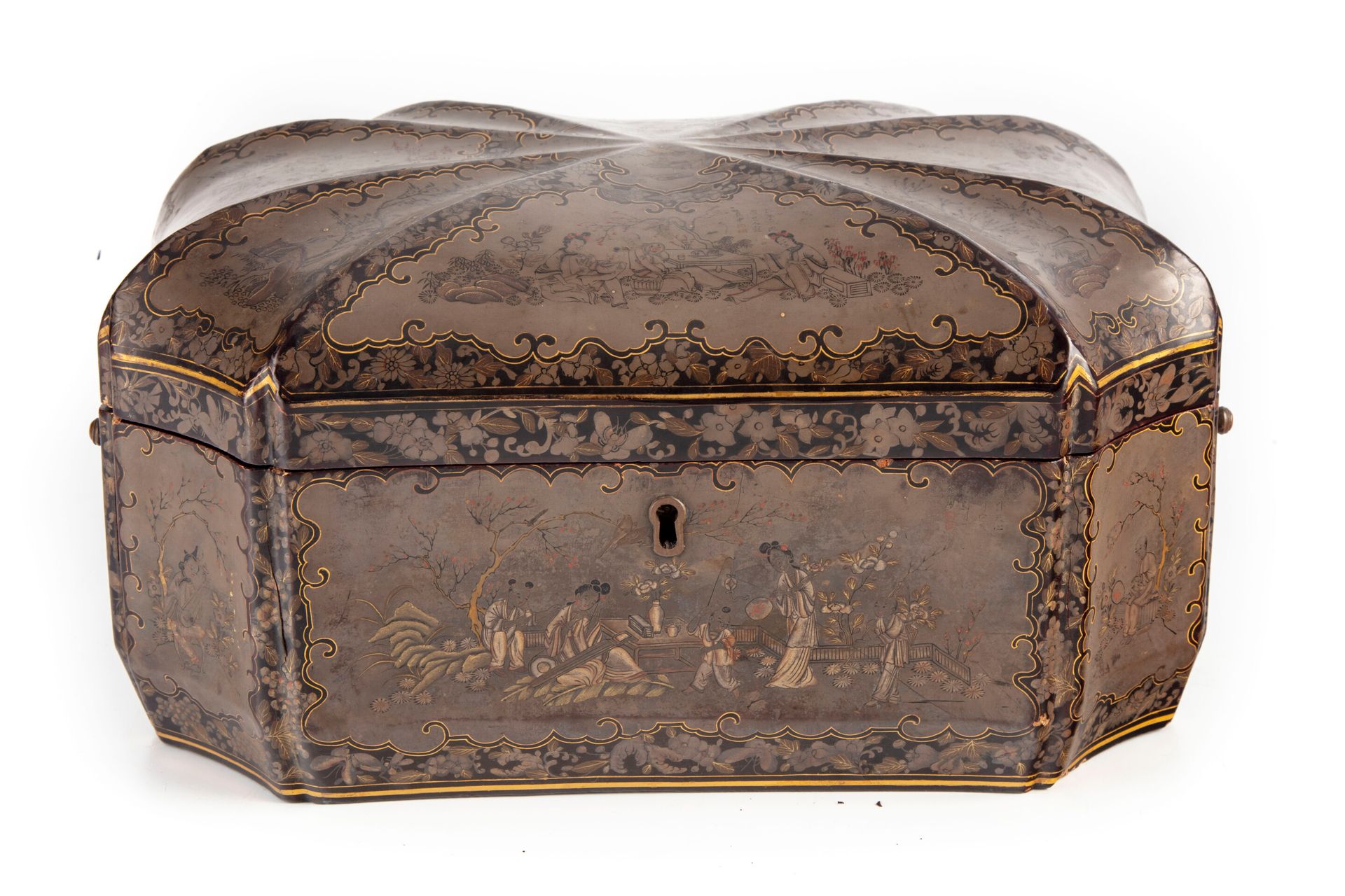 Null 长方形的漆木茶叶盒，装饰有中国的储备场景。盖子上显示出两个锌盖茶壶。

可能是英国作品 - 19世纪

H.14 cm; W: 30 cm; D: 2&hellip;