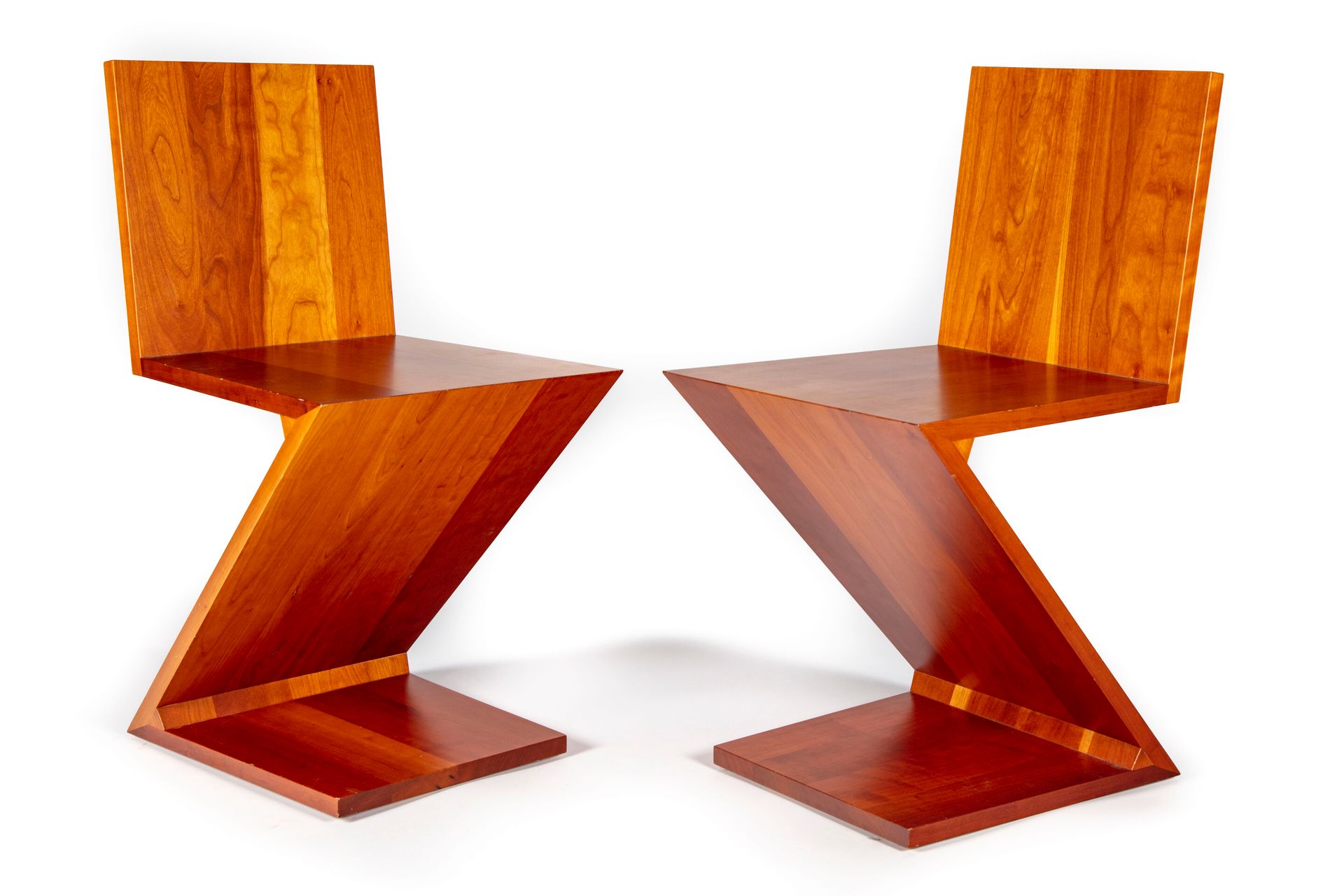 RIETVELD 格里特-托马斯-里特维尔德(1888-1964)

樱桃木 "之 "字型椅子一对

编号为8717和8718的卡西纳版

H.74厘米；宽：3&hellip;
