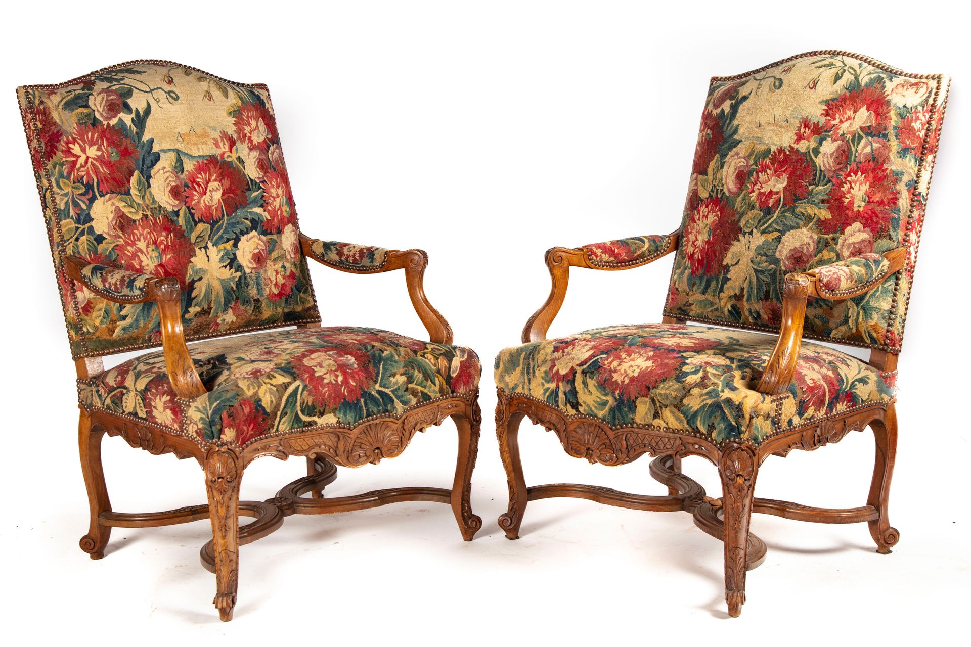 Null 一对扶手椅，天然的木质结构，模压和丰富的雕刻着叶子和贝壳。弯曲的腿由一个 "X "形支架连接。 摄政风格

它们上面覆盖着18世纪的美丽挂毯，上面还有&hellip;