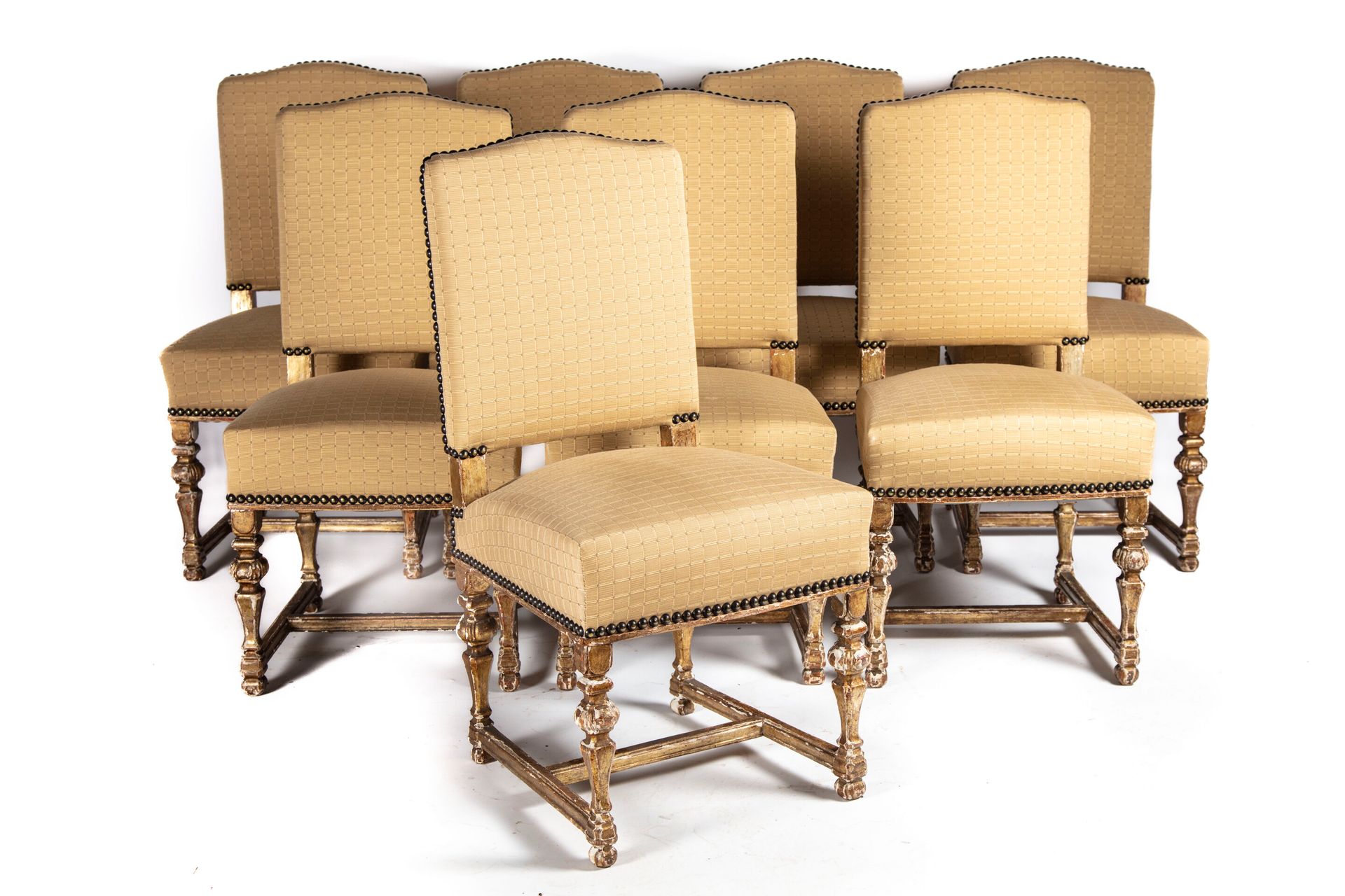 Null 一套八把椅子，镀金木框架，高背，带支柱的栏杆式底座

路易十四风格

缺少镀金