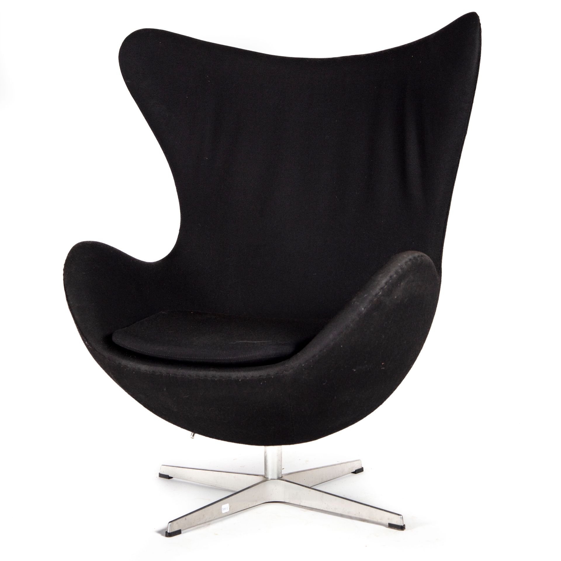 Arne Jacobsen 阿纳-雅克布森（Arne JACOBSEN）（1902-1971）由弗里茨-汉森出版。

蛋椅 "转椅，黑色羊毛翼状框架，可拆卸座垫&hellip;