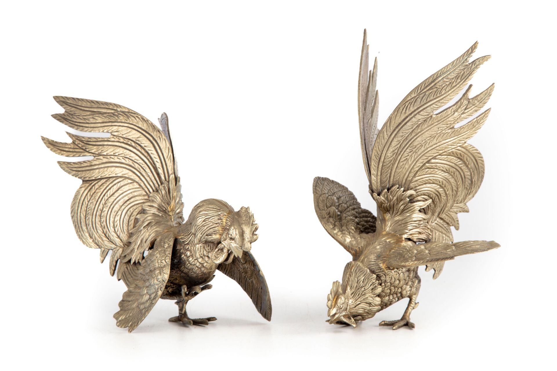 Null Ein Paar kämpfende Hähne aus versilberter Bronze.

H.: 17,5 cm 

(Abnutzung&hellip;