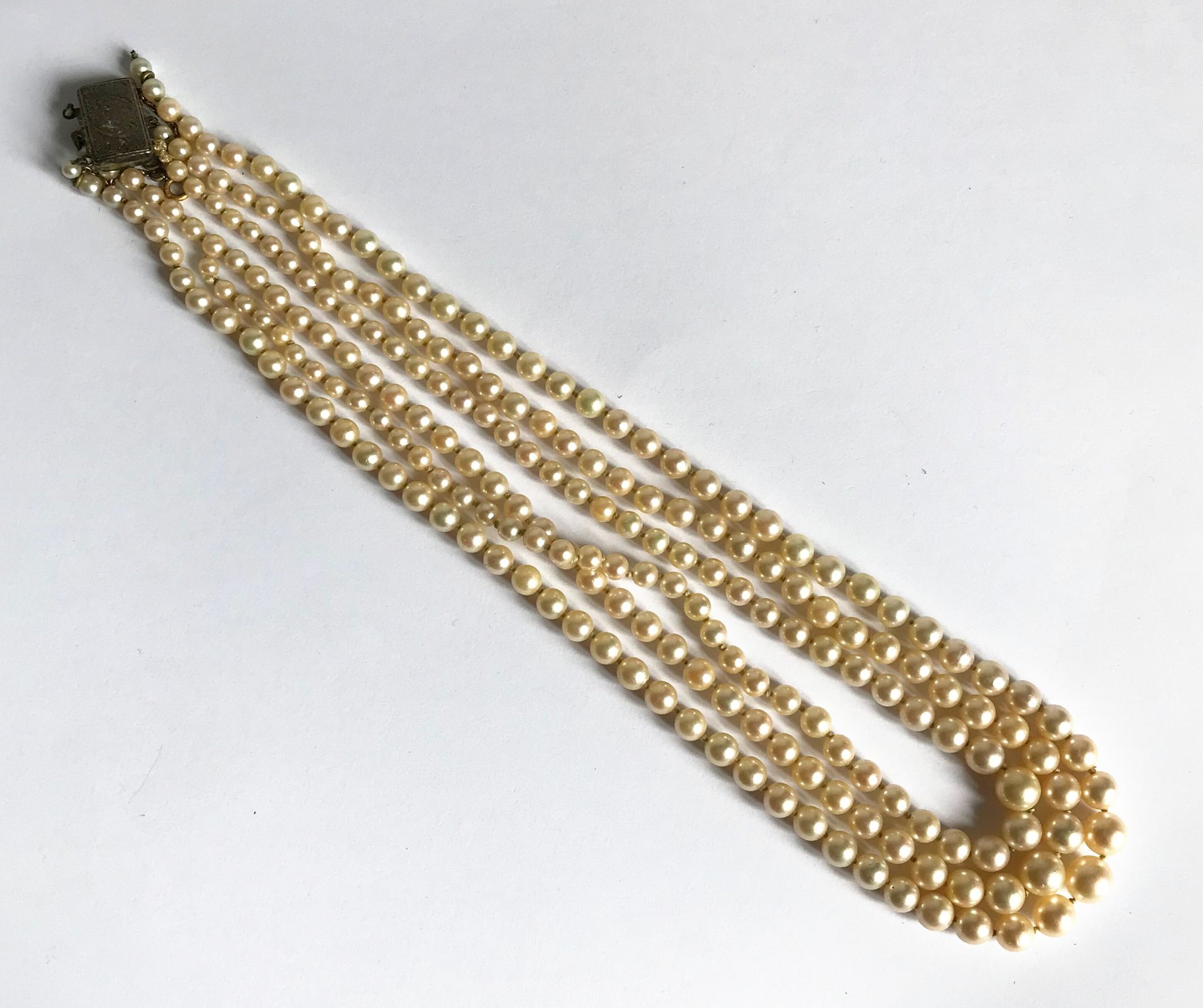 Null Necklace with three rows of pearls in fall. Silver clasp.

Accident