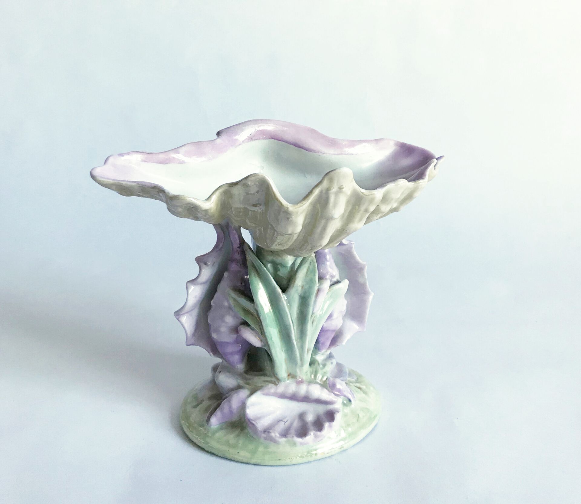 Null Cuenco de cerámica decorado con engobe en forma de concha que descansa sobr&hellip;