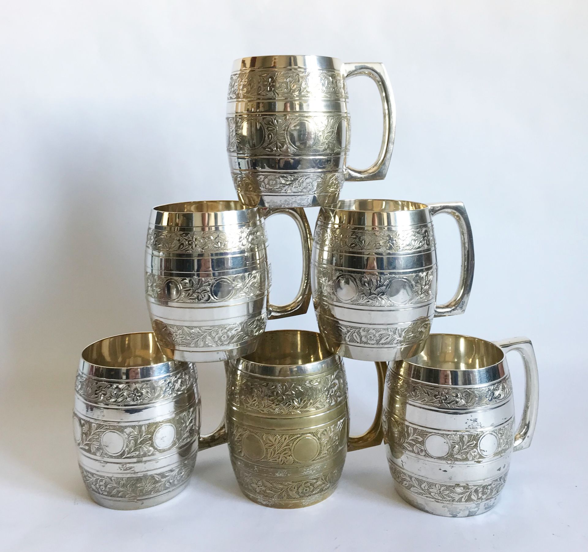 Null Suite of six silver plated beer mugs with engraved decoration.

H. 10 cm

W&hellip;