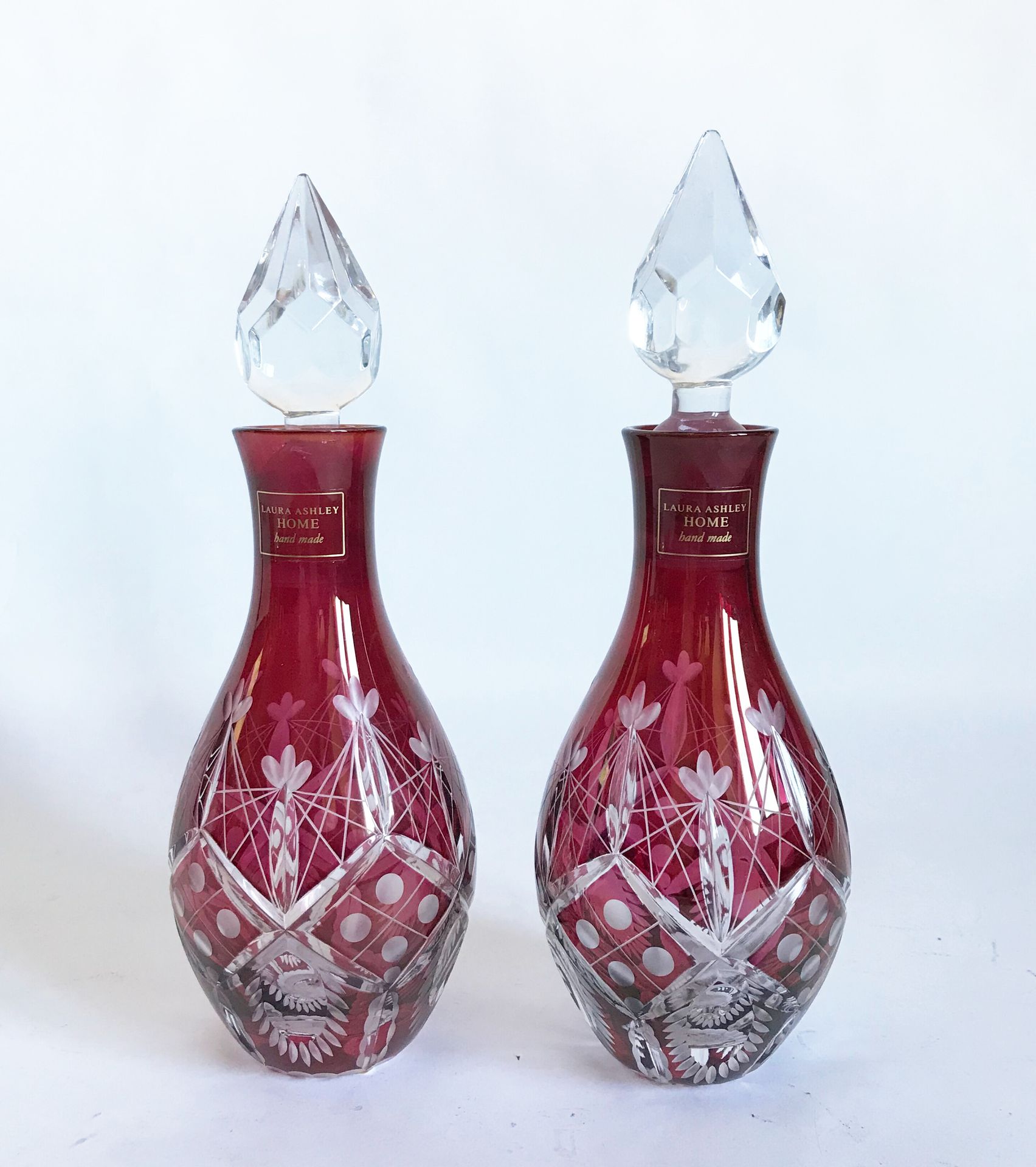 Null Laura ASHLEY

一对红色衬里的透明水晶盖小瓶，有切割装饰。

H.20厘米