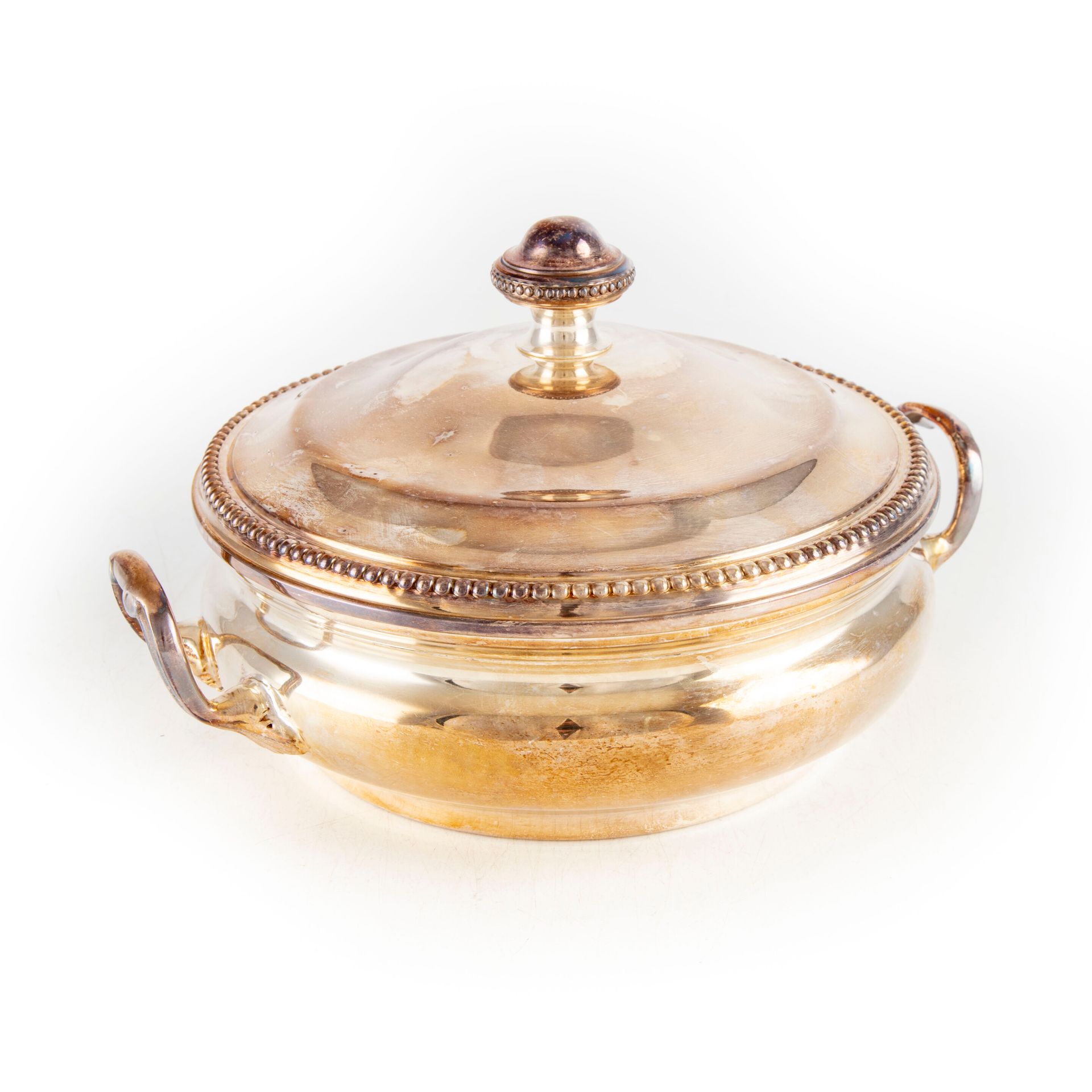 Null Silver plated covered vegetable dish with pearl frieze decoration

D. 26 cm