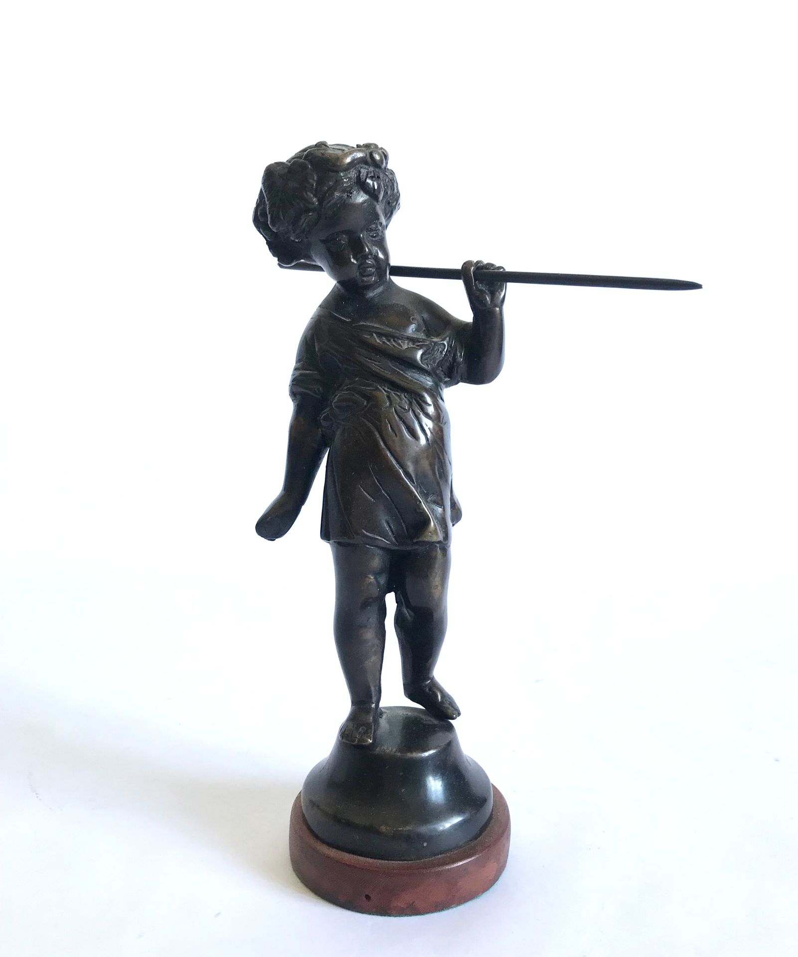 Null Statuette en bronze à patine brune représentant un jeune Bacchus tenant un &hellip;