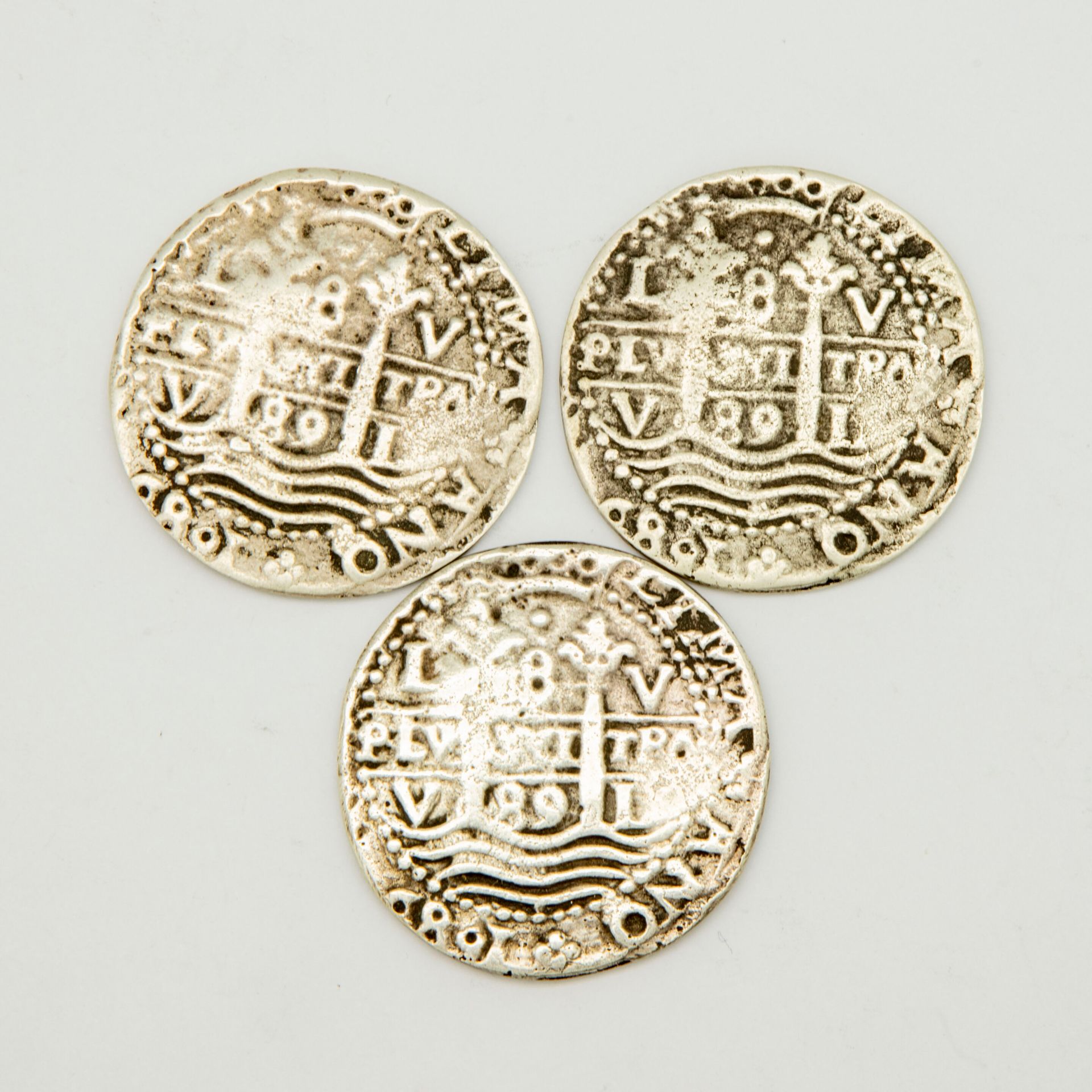 Null 一套三枚8雷亚尔的查理二世1689年LV银币，上面刻有 "利马-阿诺1689"。L. 8. V."

重量：79,4克。

使用条件